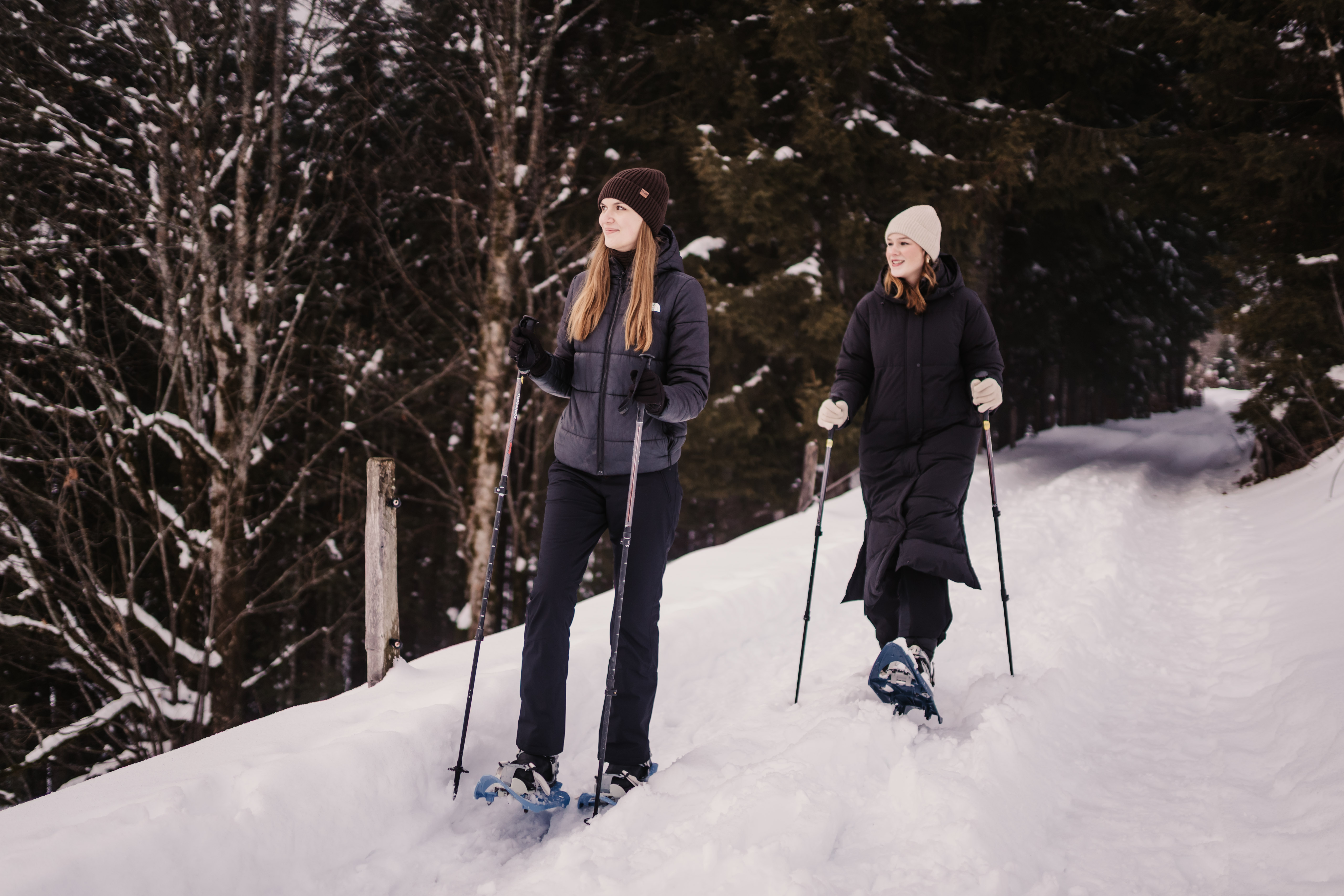Kinderhotel: Beim Schneeschuhwandern rund um den Hotel Neubergerhof entdecken Gäste die verschneite Winterlandschaft von Filzmoos in aller Ruhe. Schritt für Schritt geht es durch unberührten Schnee und stille Wälder – ein besonderes Naturerlebnis in den Alpen. - Hotel …mein Neubergerhof****S
