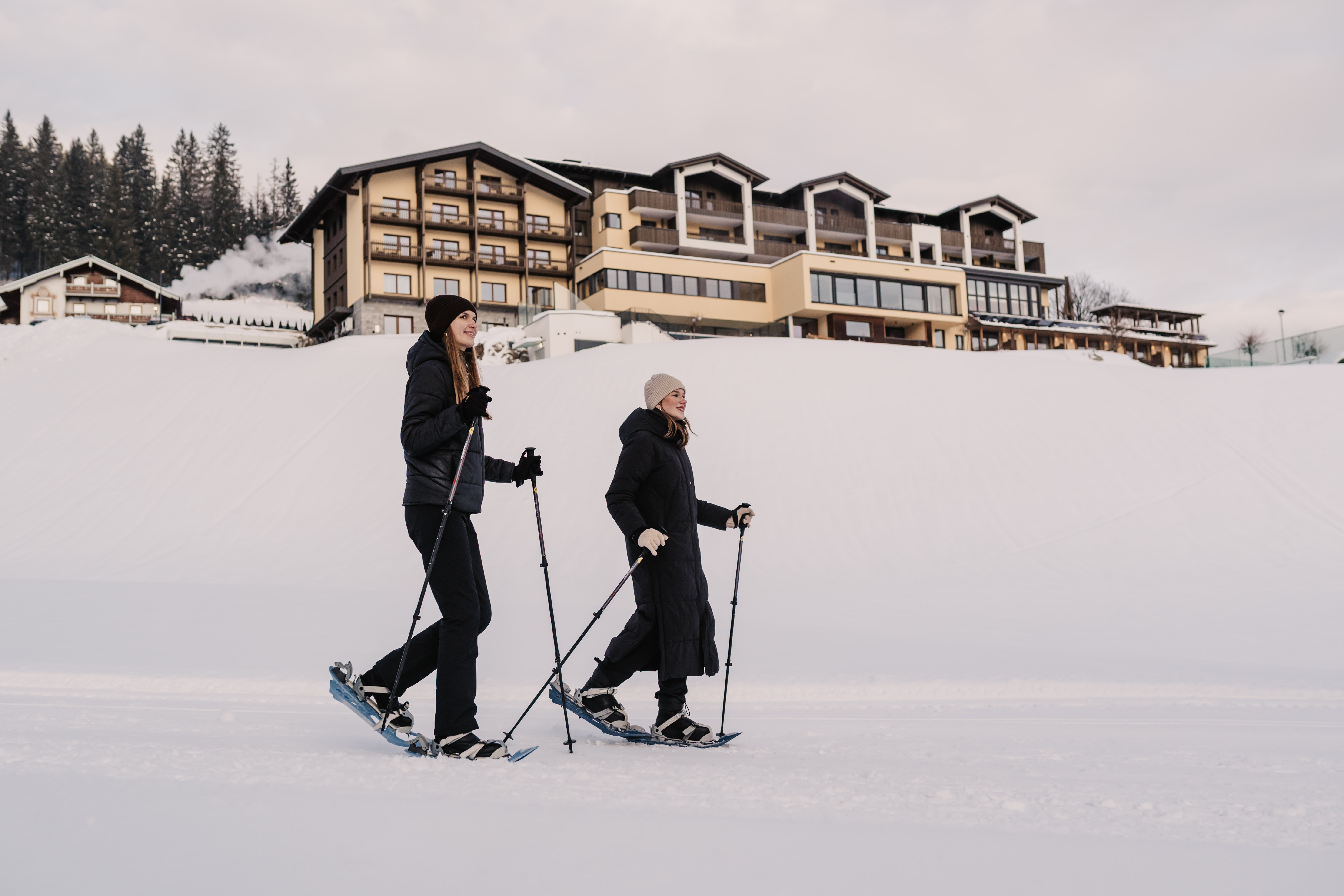 Kinderhotel: Schneeschuhwanderung direkt neben dem Hotel Neubergerhof - Hotel …mein Neubergerhof****S