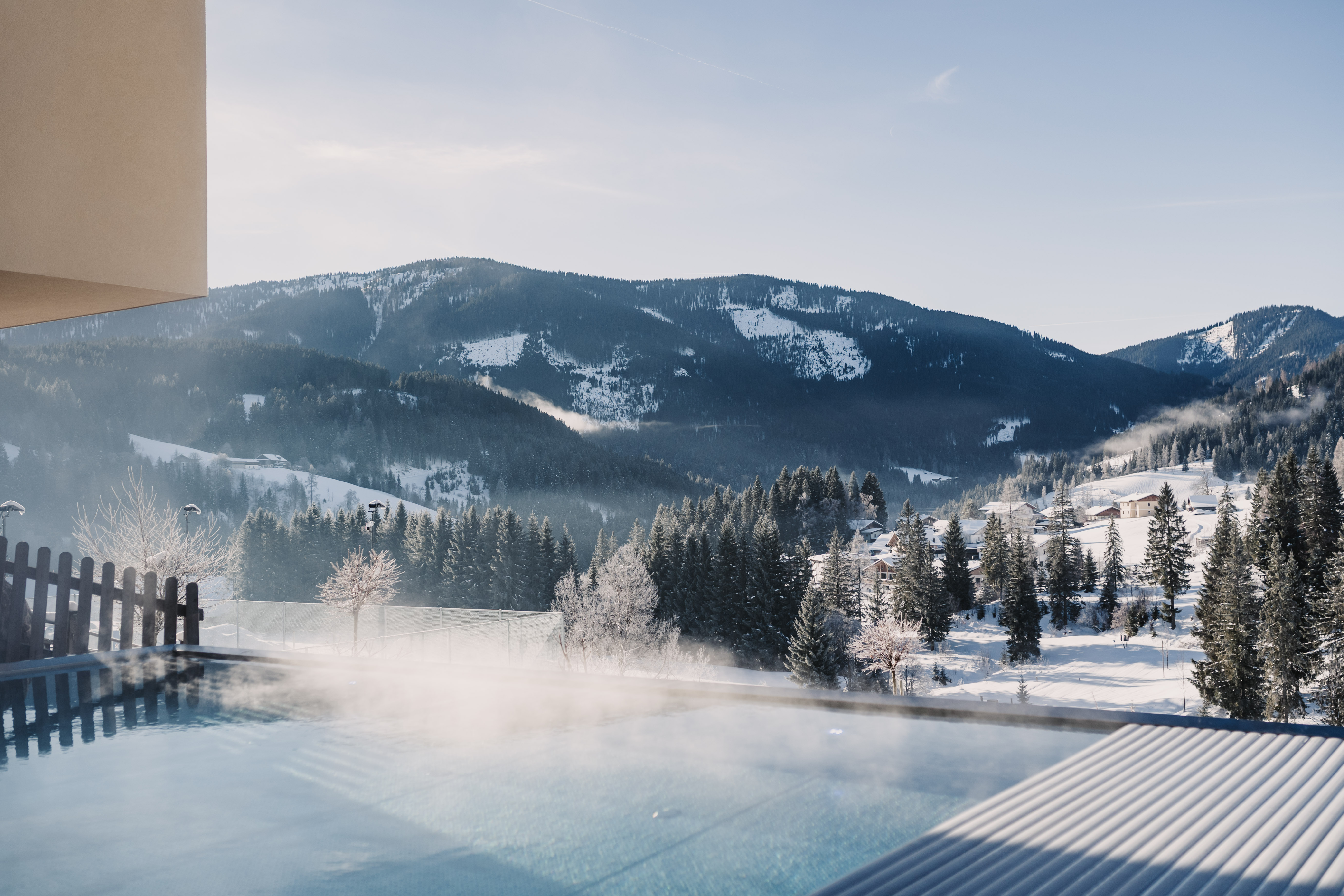 Kinderhotel: Unser Infinity Außenpool mit wunderschönem Bergblick - Hotel …mein Neubergerhof****S - Spielen | Entdecken, Wasser | Wellness