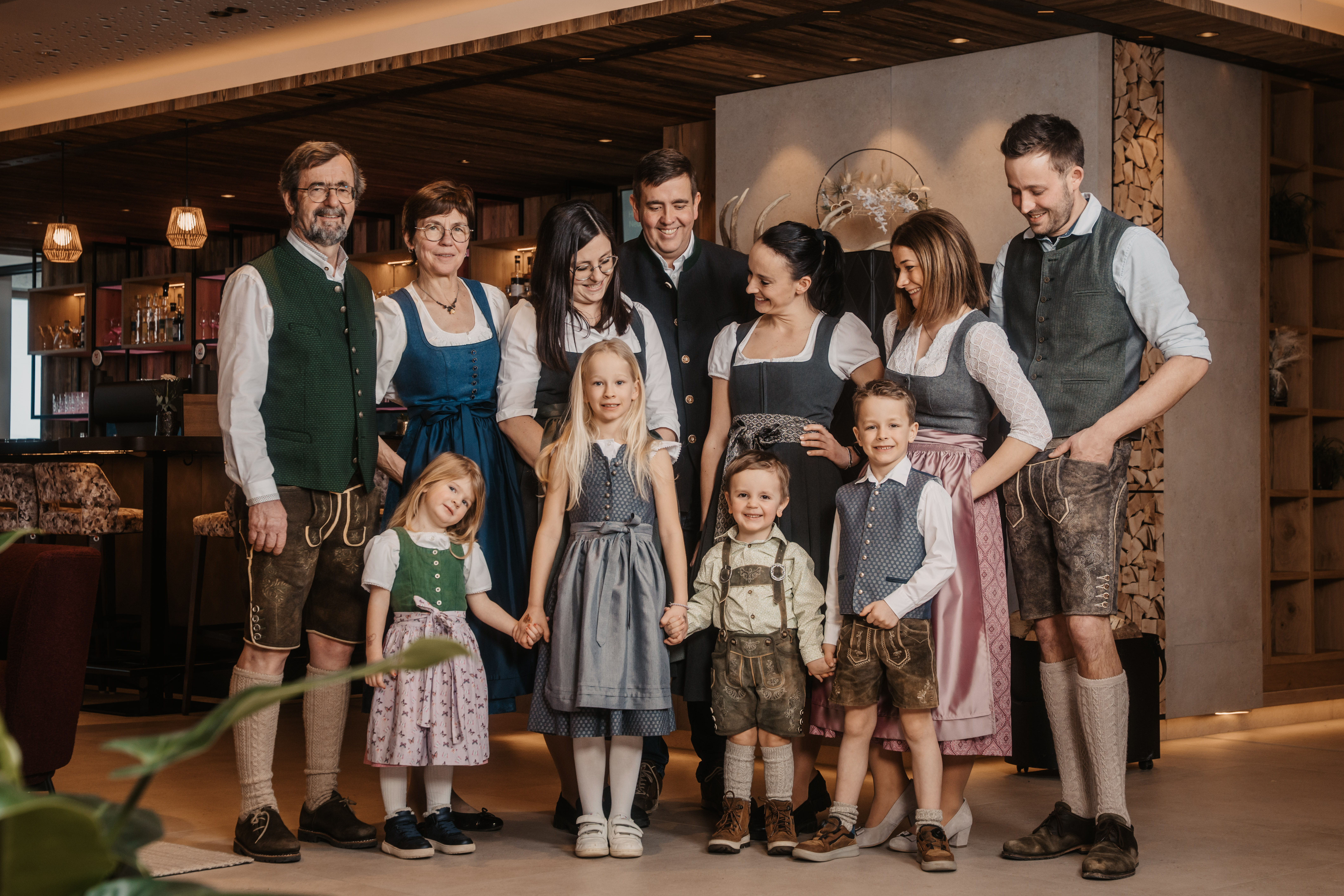 Familienhotel - Umgebungsschwerpunkt: Berg - Alpfahrt - Die gesamte Familie Reiter – Gastgeber mit Herz – zeigt die familiäre Atmosphäre, die den Hotel Neubergerhof so besonders macht. 
Ein herzliches Willkommen in Filzmoos, das Gäste sofort spüren. - Hotel …mein Neubergerhof****S