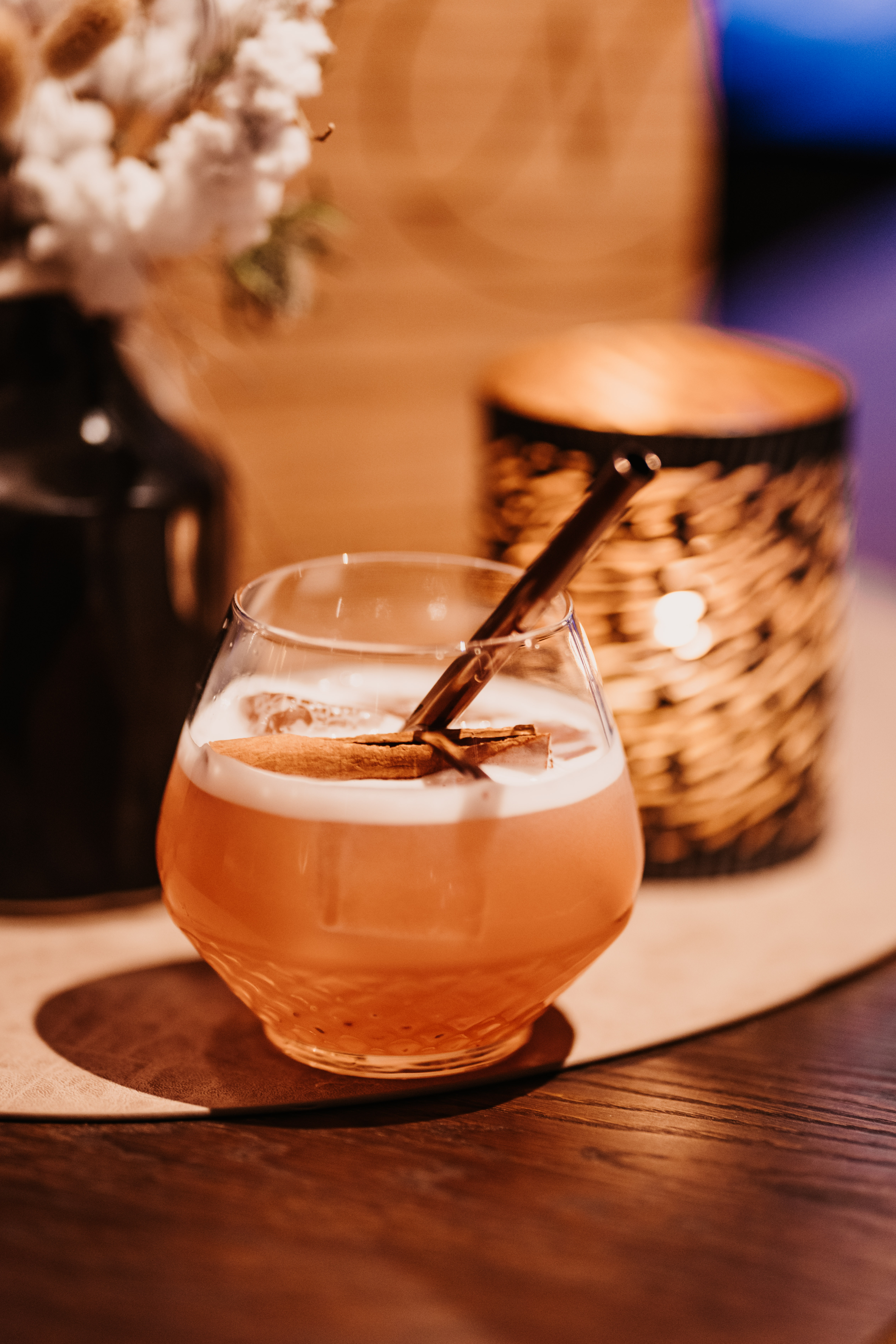Kinderhotel: Genießen Sie entspannte Stunden in der gemütlichen Bar des Hotel Neubergerhof – ein frisch zubereiteter Drink in stilvollem Ambiente rundet Ihren Tag in Filzmoos perfekt ab. - Hotel …mein Neubergerhof****S