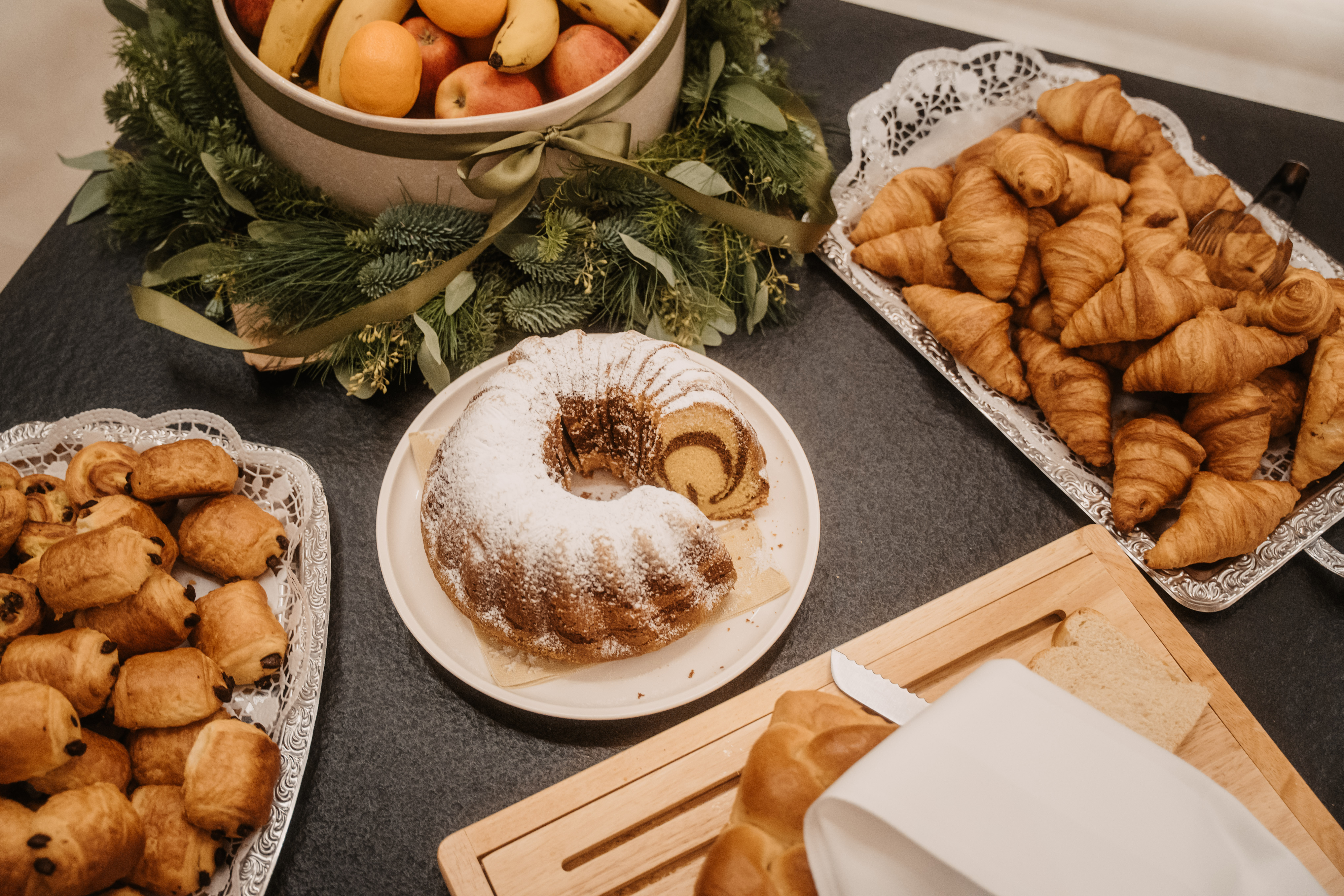 Kinderhotel: Ein köstlicher Ausblick auf unser Frühstücksbuffet: Gugelhupf, Croissants und weitere Leckereien laden im Hotel Neubergerhof zum Genießen ein. - Hotel …mein Neubergerhof****S - Essen | Trinken