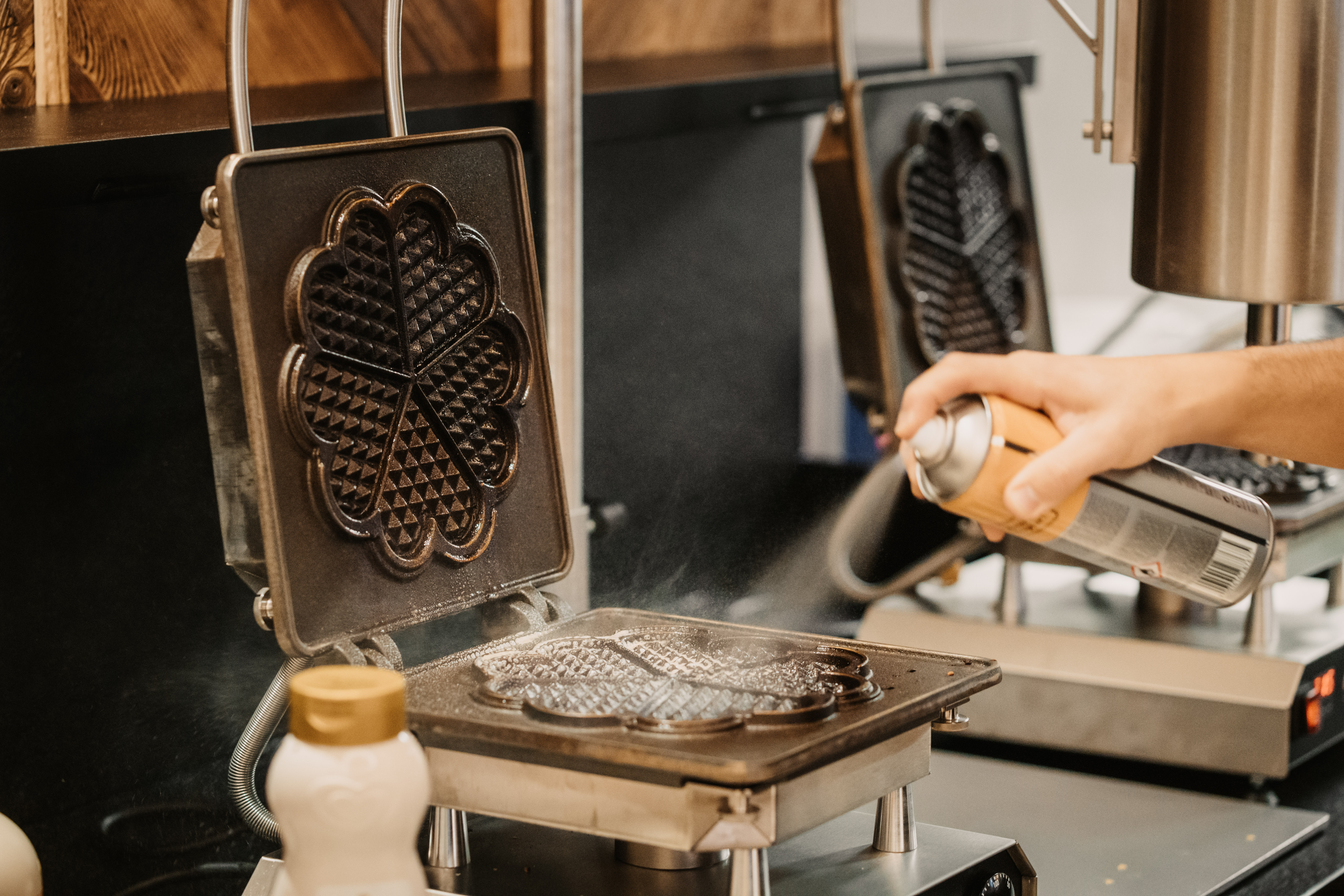 Kinderhotel: Frisch gebackene Waffeln nach Lust und Laune: Das Waffeleisen am Frühstücksbuffet im Hotel Neubergerhof lädt dazu ein, den Morgen mit duftenden, warmen Leckereien zu beginnen. - Hotel …mein Neubergerhof****S - Essen | Trinken