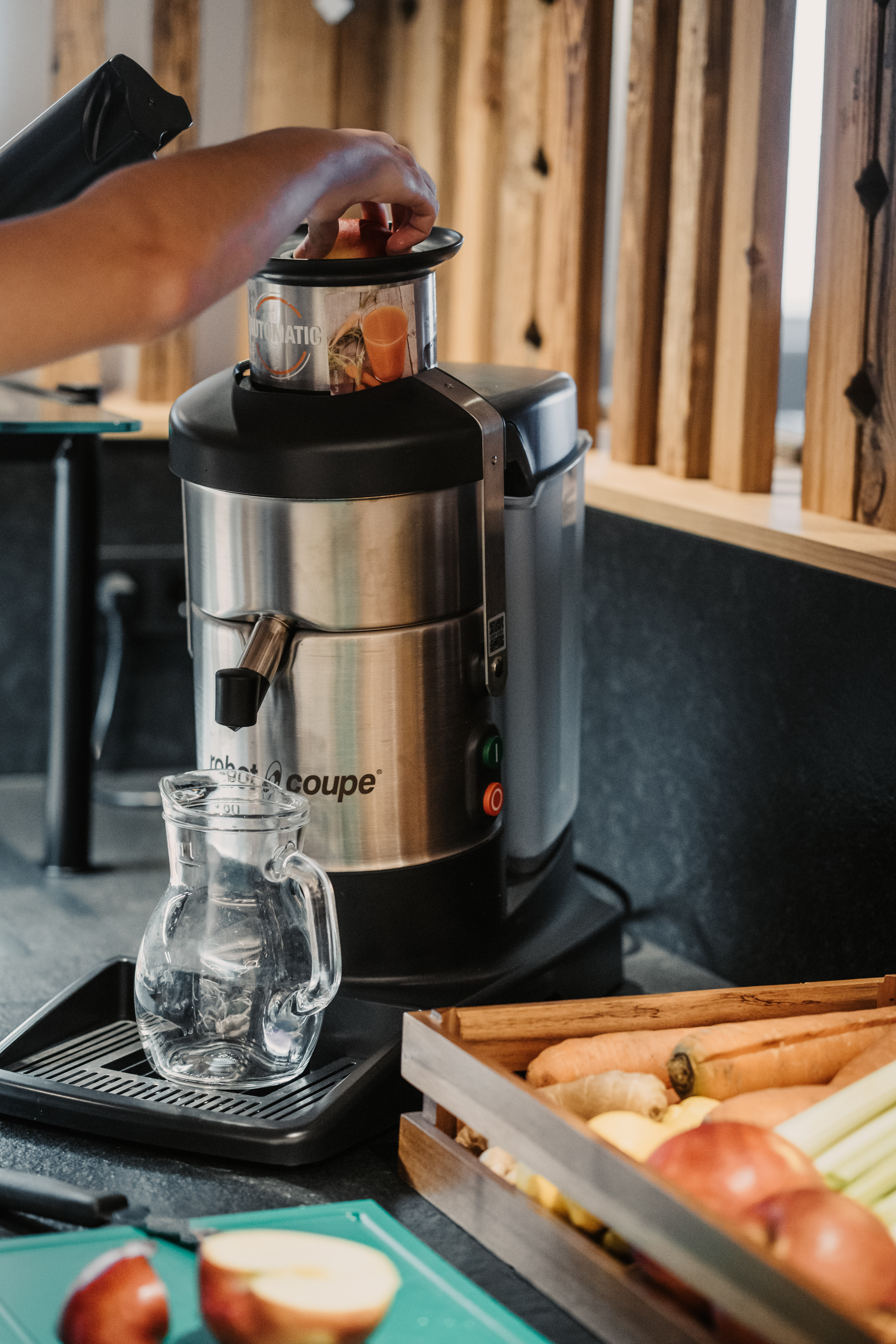 Kinderhotel: Frisch, gesund und nach eigenem Geschmack: Mit unserer Saftpresse können Gäste im Hotel Neubergerhof ihre eigenen Smoothies zubereiten und den Morgen mit Vitaminen und Frische starten. - Hotel …mein Neubergerhof****S - Essen | Trinken
