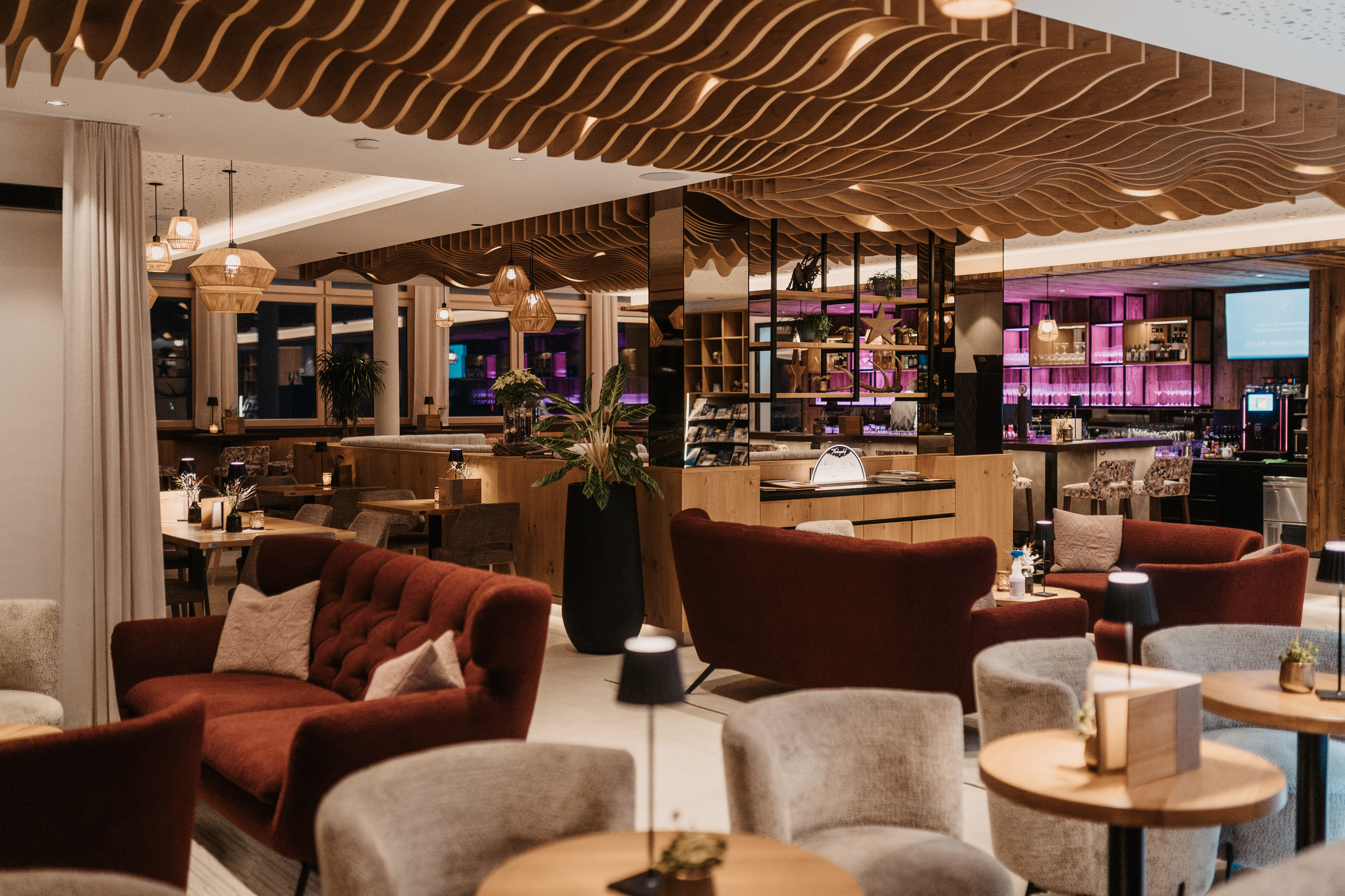 Kinderhotel: Genießen Sie ein Getränk an der gemütlichen Hotelbar - Hotel …mein Neubergerhof****S