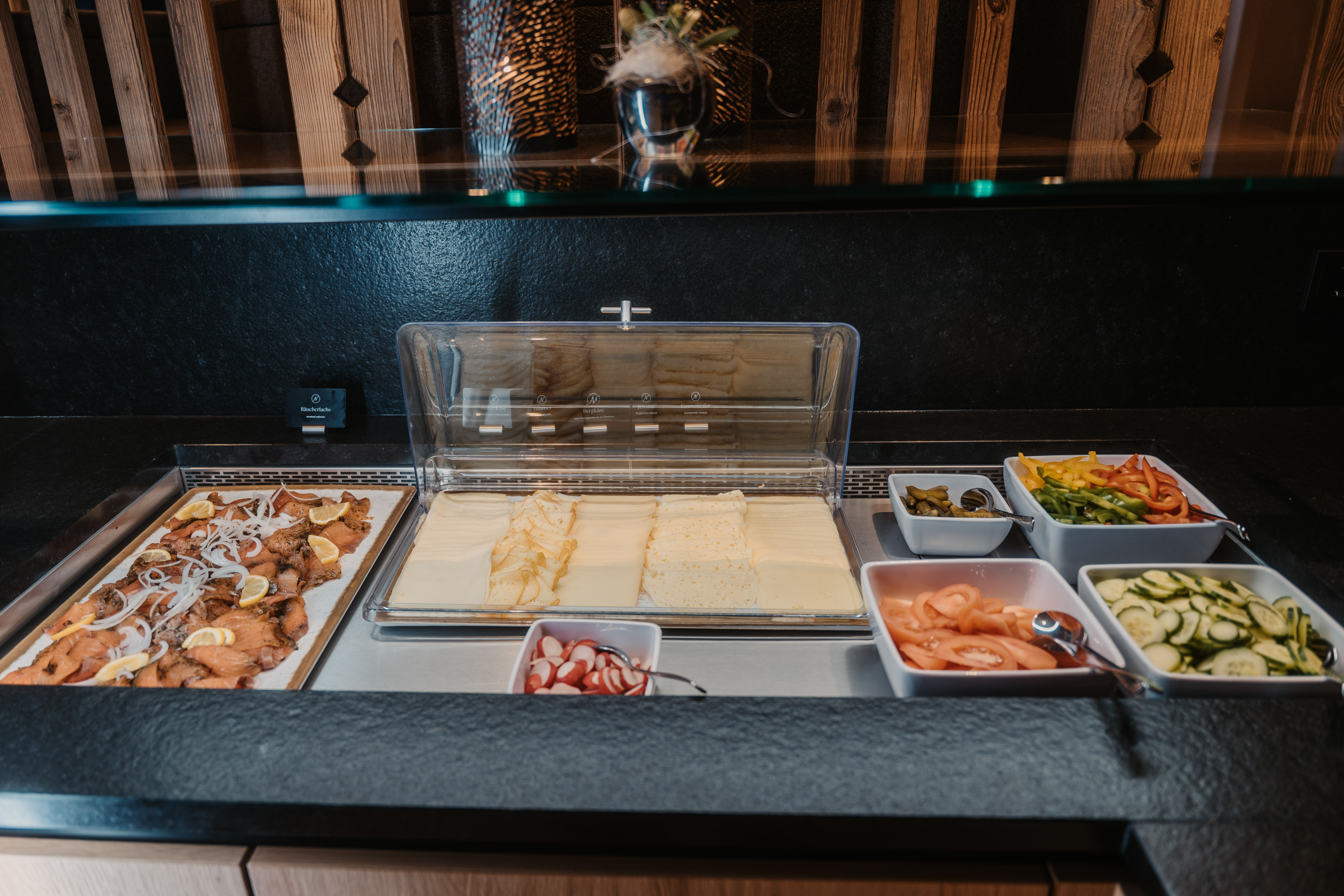 Kinderhotel: Frisch und appetitlich angerichtet: Unser Frühstücksbuffet im Hotel Neubergerhof bietet unter anderem zarten Lachs und weitere Köstlichkeiten für einen genussvollen Start in den Tag in Filzmoos. - Hotel …mein Neubergerhof****S