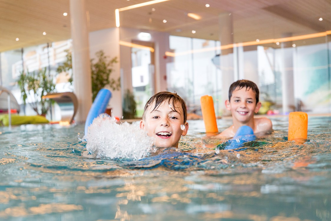 Kinderhotel: Schwimmschule auf Anfrage - Almfamilyhotel Scherer****s - Familotel Osttirol