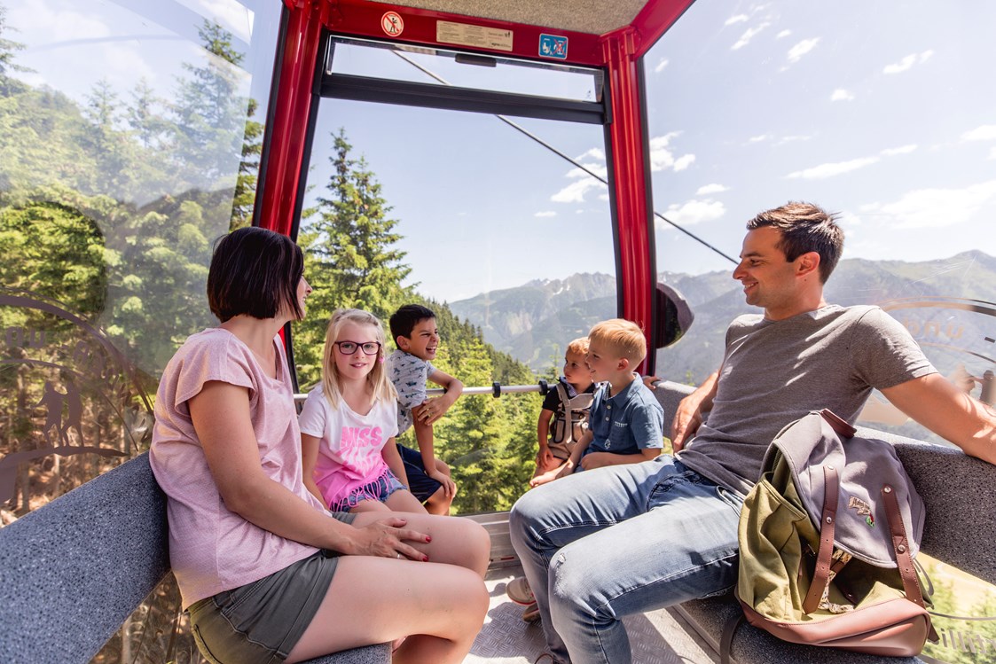 Kinderhotel: Gondelfahrt auf den Berg mit der Golzentippbahn in Obertilliach - Almfamilyhotel Scherer****s - Familotel Osttirol