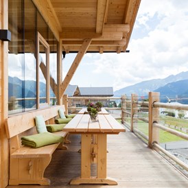 Kinderhotel: Terrasse beim Restaurant - Almfamilyhotel Scherer****s - Familotel Osttirol