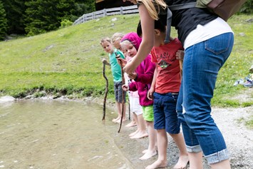 Kinderhotel: Ausflug mit dem Himbeergolliclub - Almfamilyhotel Scherer****s - Familotel Osttirol