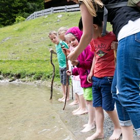 Kinderhotel: Kinder am Wasser - Almfamilyhotel Scherer****s - Familotel Osttirol
