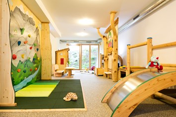 Kinderhotel: Indoor-Spielraum - Almfamilyhotel Scherer****s - Familotel Osttirol