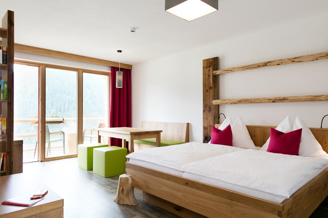 Kinderhotel: Suite mit Doppelbett und Balkon - Almfamilyhotel Scherer****s - Familotel Osttirol