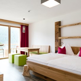 Kinderhotel: Suite mit Doppelbett und Balkon - Almfamilyhotel Scherer****s - Familotel Osttirol