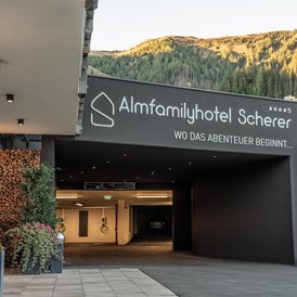 Kinderhotel: Einfahrt in den Abenteuerurlaub - Almfamilyhotel Scherer****s - Familotel Osttirol