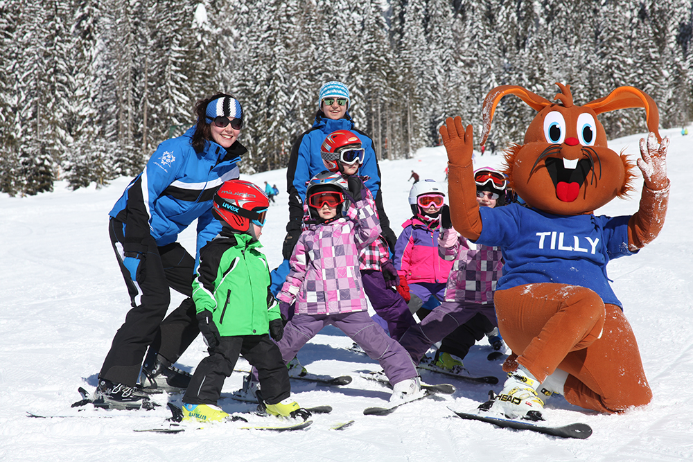 Kinderhotel: Schischule direkt am Hotel - Almfamilyhotel Scherer****s - Familotel TIROL - Hotel | Umgebung, Spielen | Entdecken