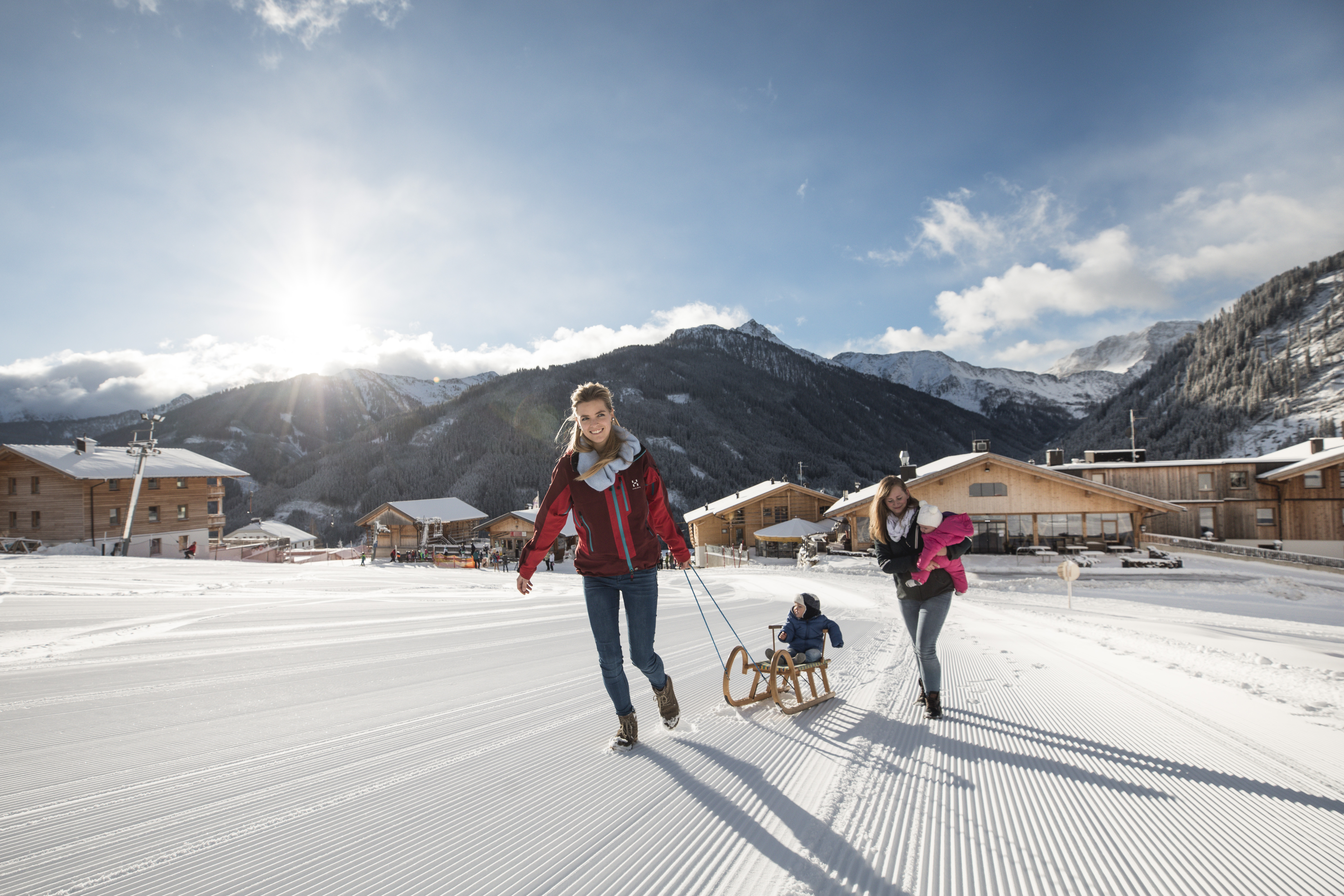 Kinderhotel: Rodeln am Haus - Almfamilyhotel Scherer****s - Familotel TIROL - Hotel | Umgebung