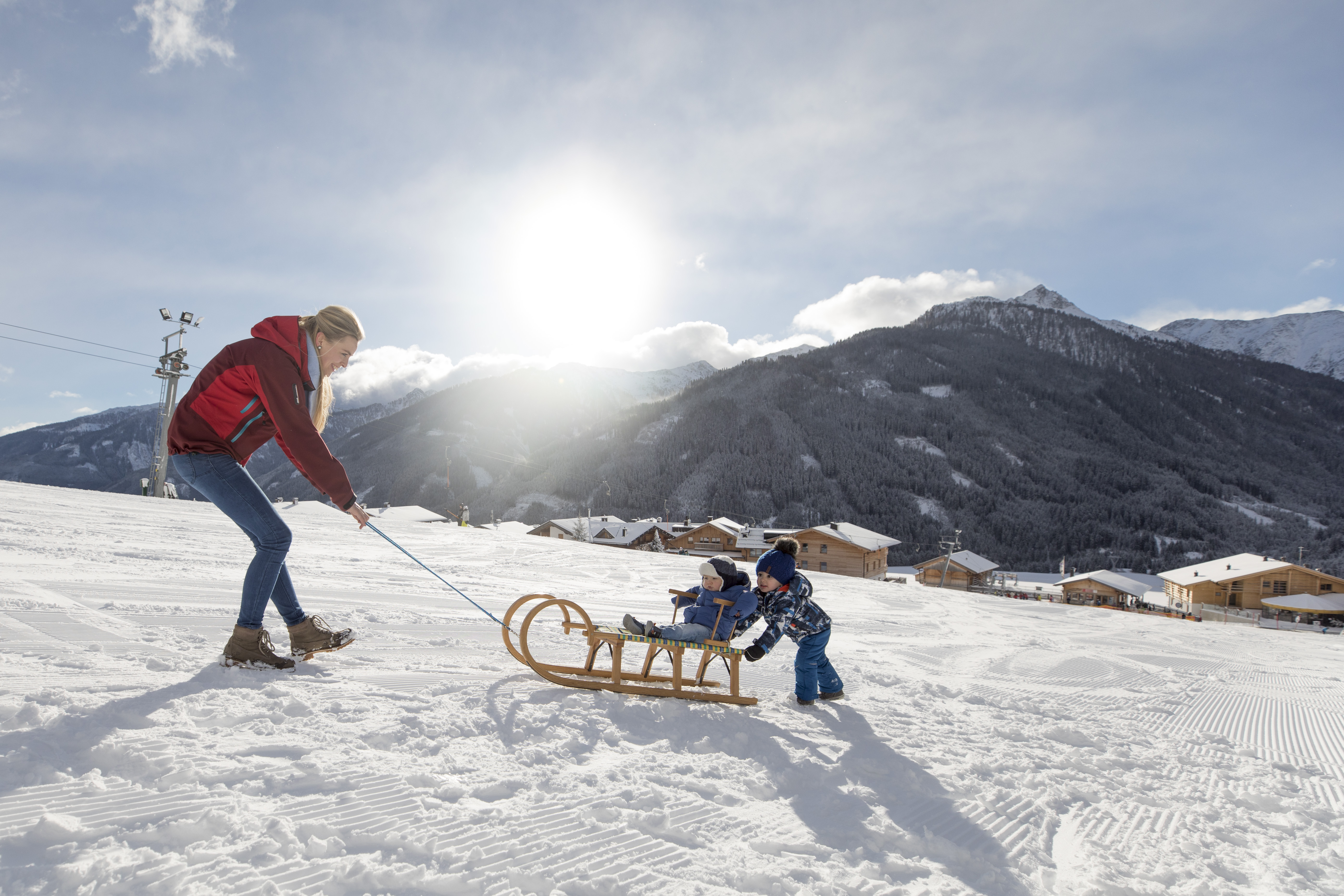 Kinderhotel: Schlitten fahren - Almfamilyhotel Scherer****s - Familotel TIROL - Hotel | Umgebung