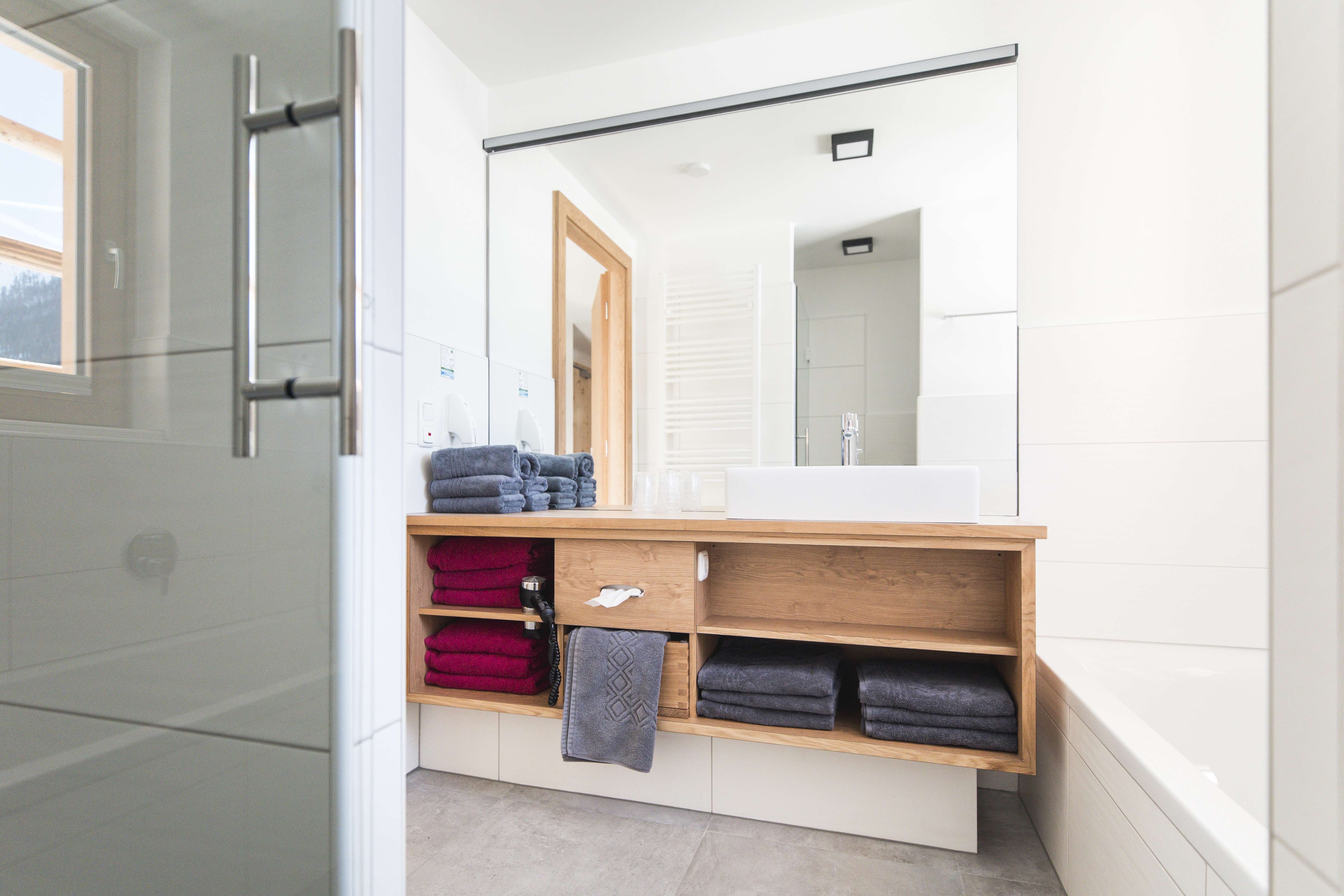 Kinderhotel: Badezimmer - Almfamilyhotel Scherer****s - Familotel TIROL - Wohnen | Schlafen