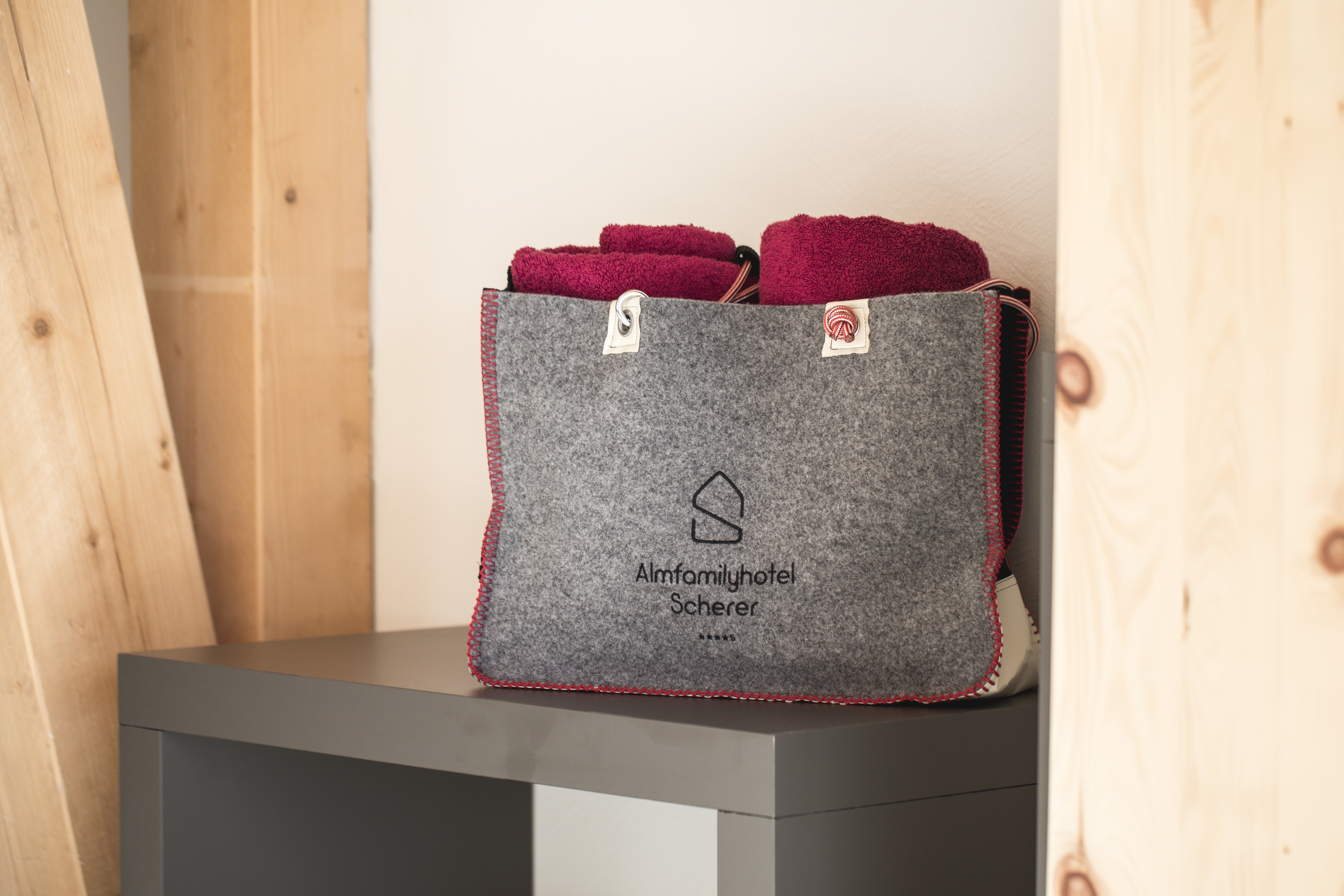Kinderhotel: Badetasche - Almfamilyhotel Scherer****s - Familotel TIROL - Wohnen | Schlafen