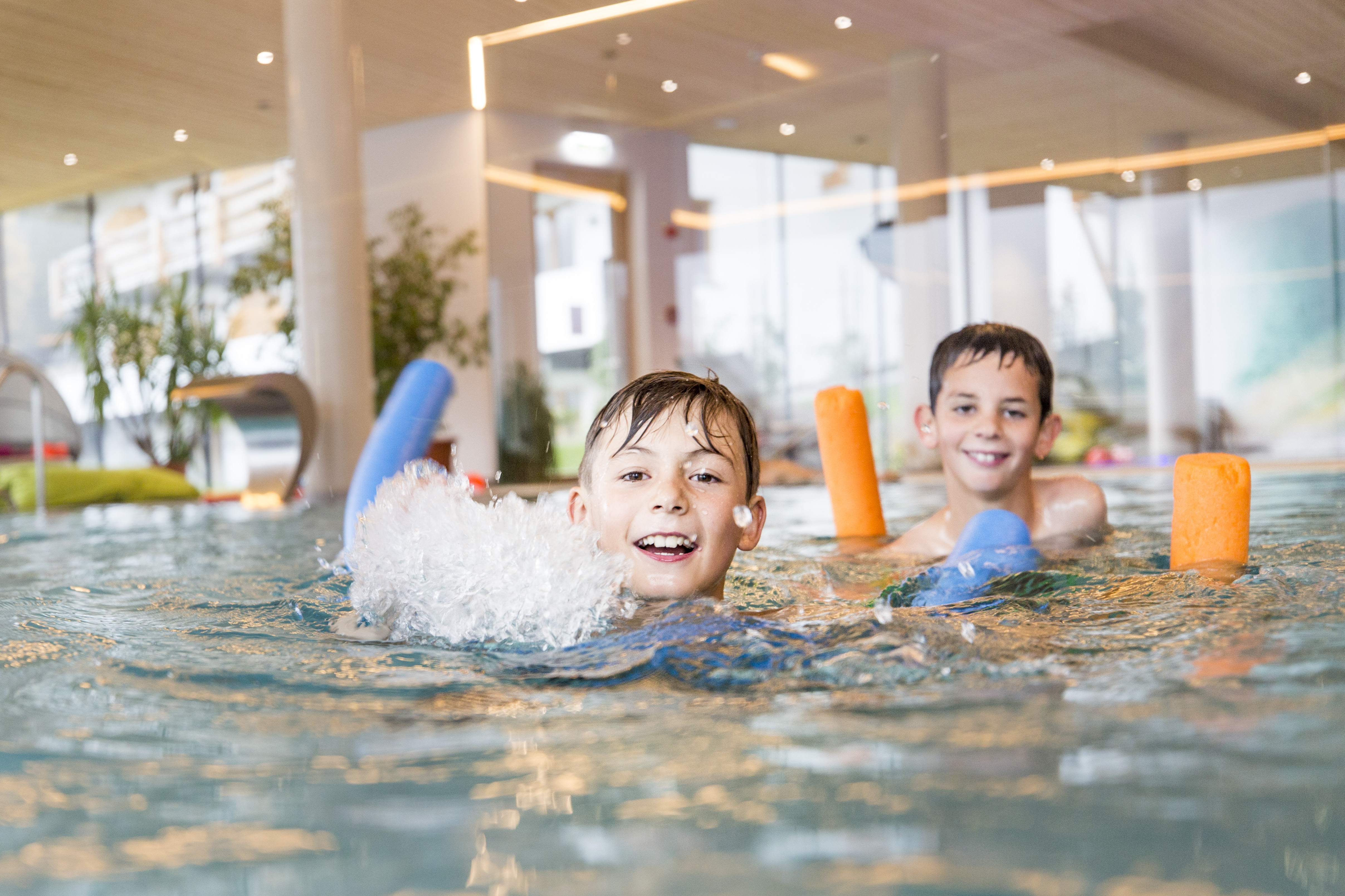 Kinderhotel: Schwimmschule auf Anfrage - Almfamilyhotel Scherer****s - Familotel TIROL - Wasser | Wellness