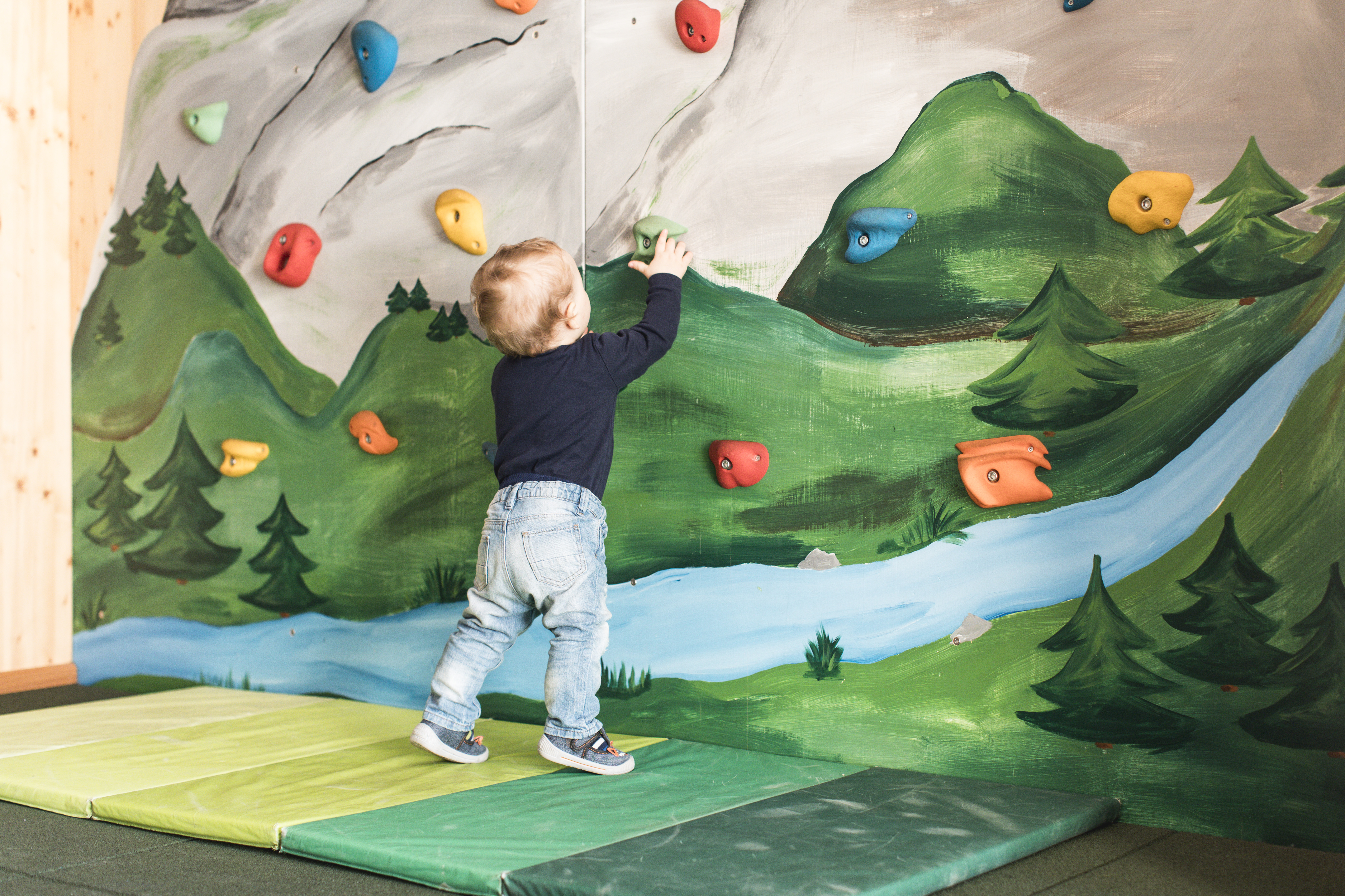 Kinderhotel: Kletterwand im Himbeergolliclub - Almfamilyhotel Scherer****s - Familotel TIROL - Spielen | Entdecken