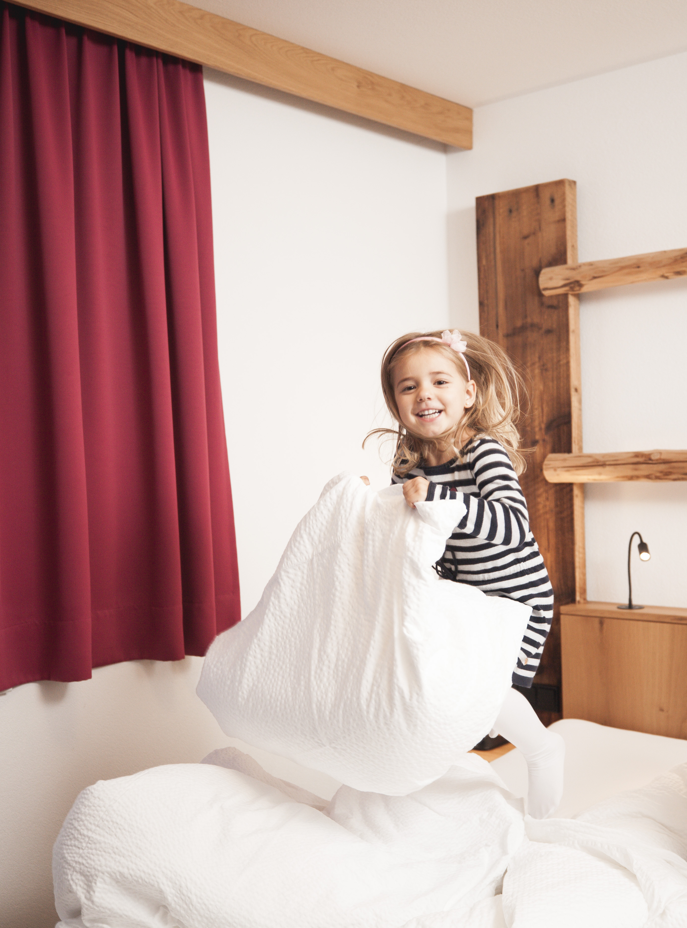 Kinderhotel: Polsterschlacht in unseren großen Betten - Almfamilyhotel Scherer****s - Familotel TIROL - Wohnen | Schlafen
