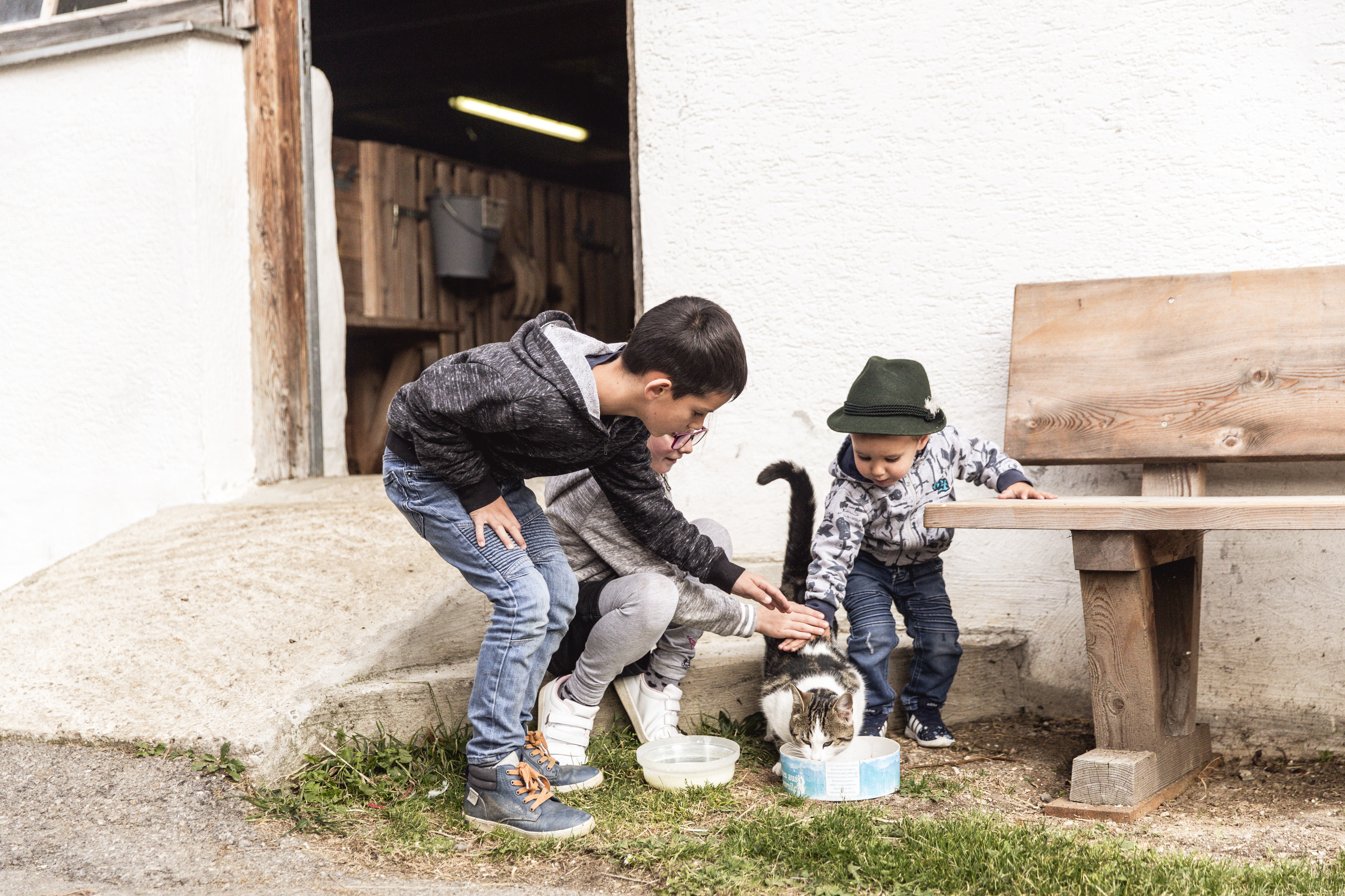 Kinderhotel: Bauernhofbesuch - Almfamilyhotel Scherer****s - Familotel TIROL - Spielen | Entdecken
