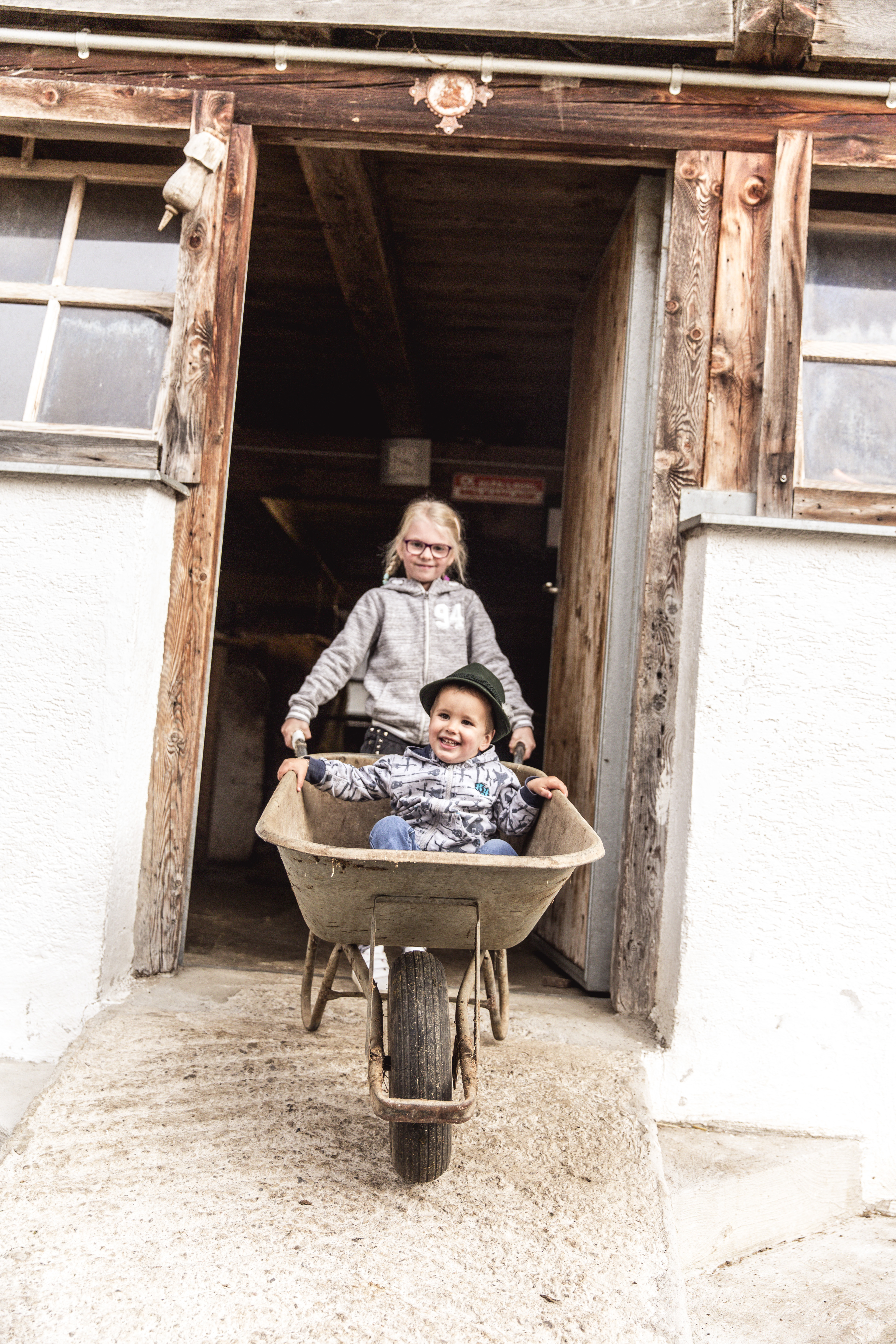 Kinderhotel: Bauernhofbesuch - Almfamilyhotel Scherer****s - Familotel TIROL - Spielen | Entdecken