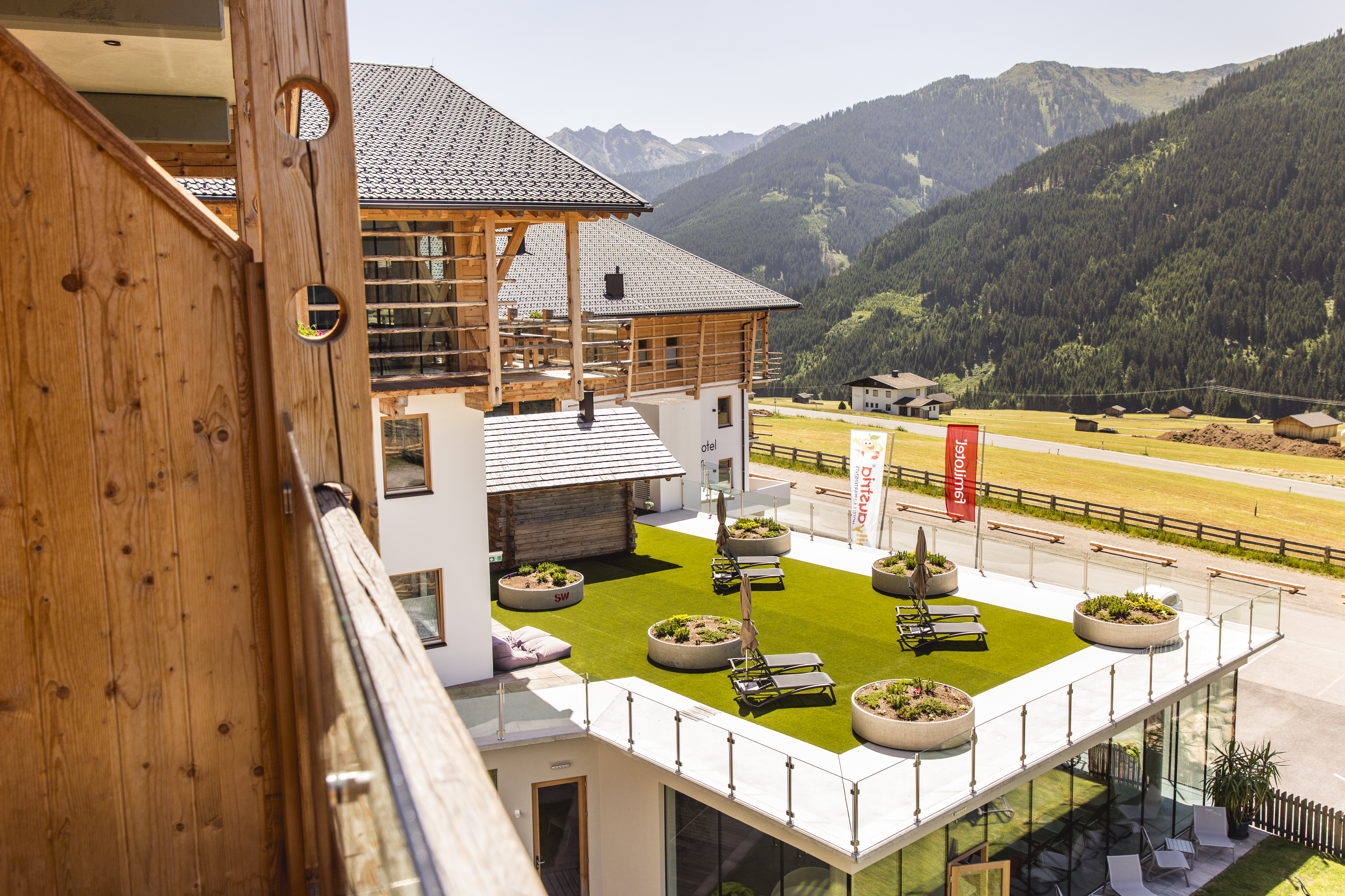Kinderhotel: Aussicht - Almfamilyhotel Scherer****s - Familotel TIROL - Hotel | Umgebung