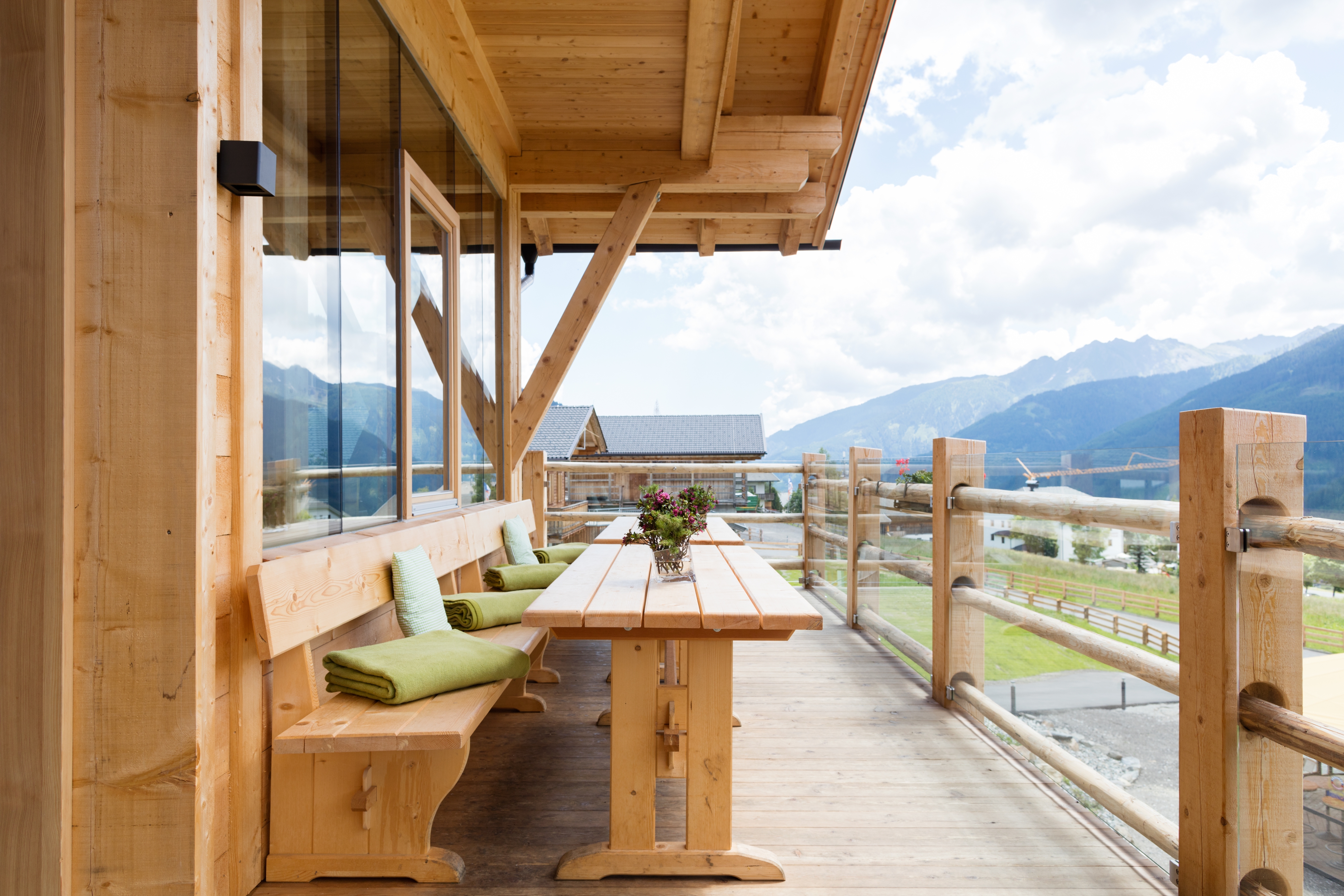 Kinderhotel: Balkon vor dem Restaurant - Almfamilyhotel Scherer****s - Familotel TIROL - Essen | Trinken
