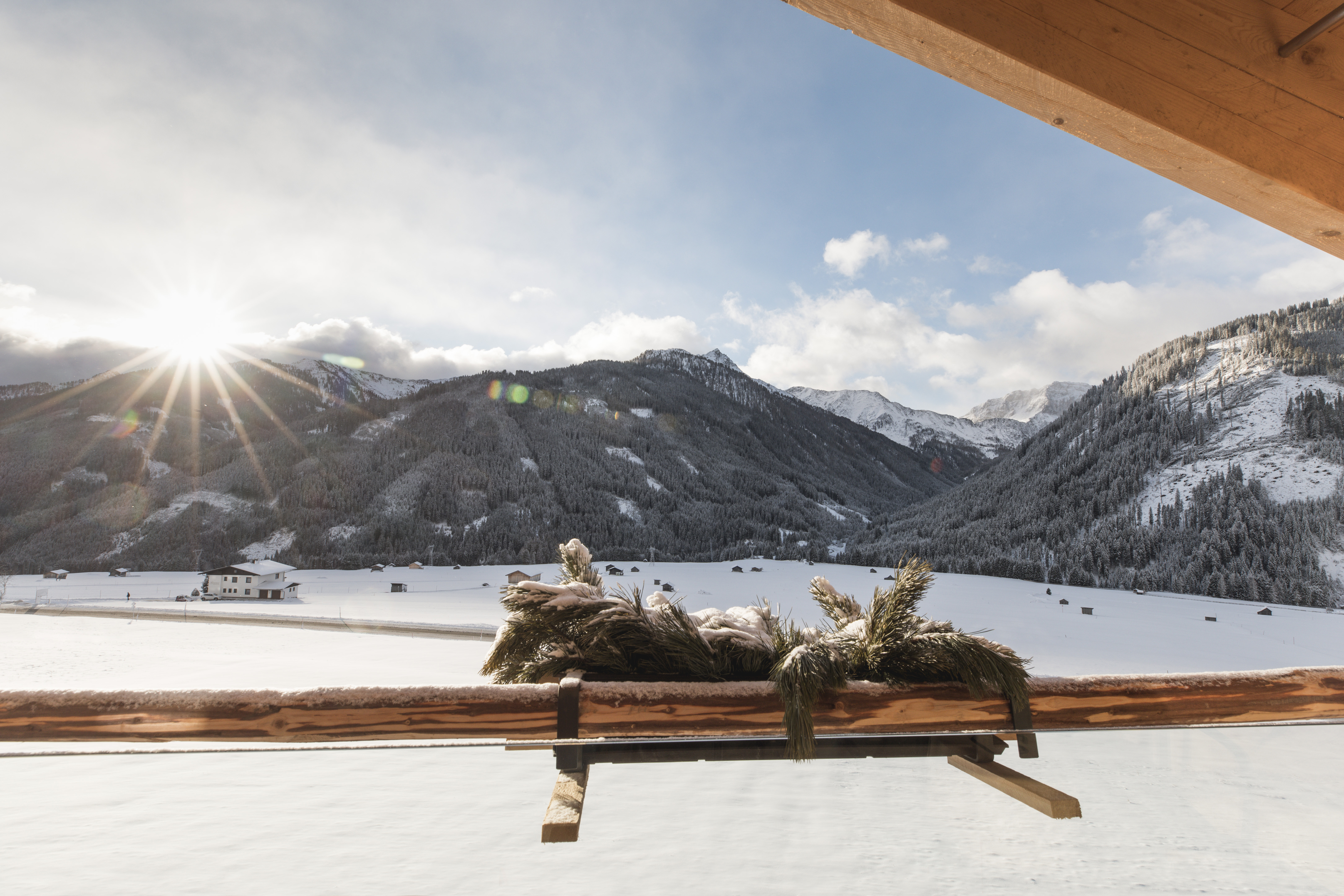 Kinderhotel: Unsere Aussicht von den Balkonen unserer Familiensuiten - Almfamilyhotel Scherer****s - Familotel TIROL - Hotel | Umgebung, Wohnen | Schlafen