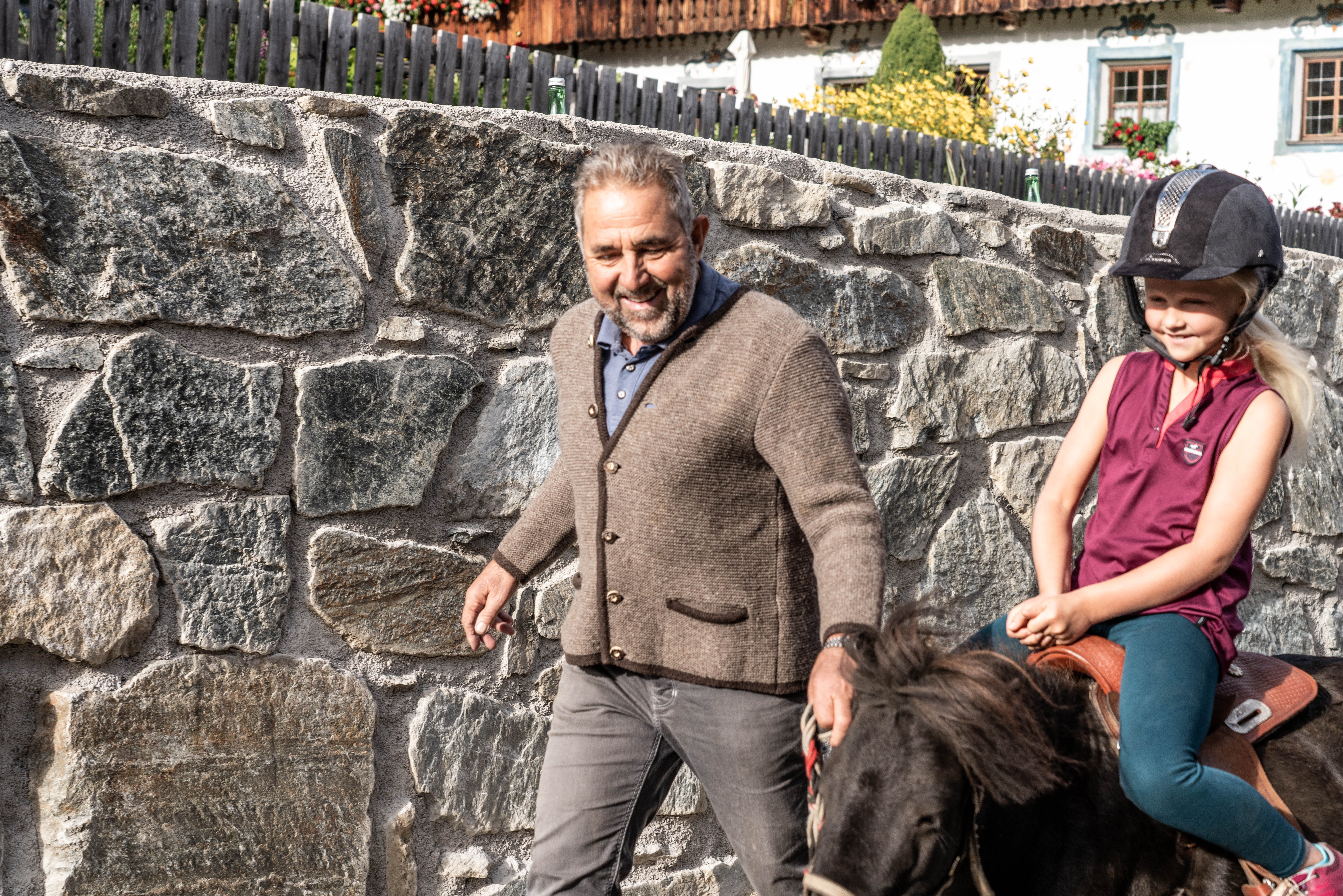 Kinderhotel: Ponyreiten - Almfamilyhotel Scherer****s - Familotel TIROL - Spielen | Entdecken