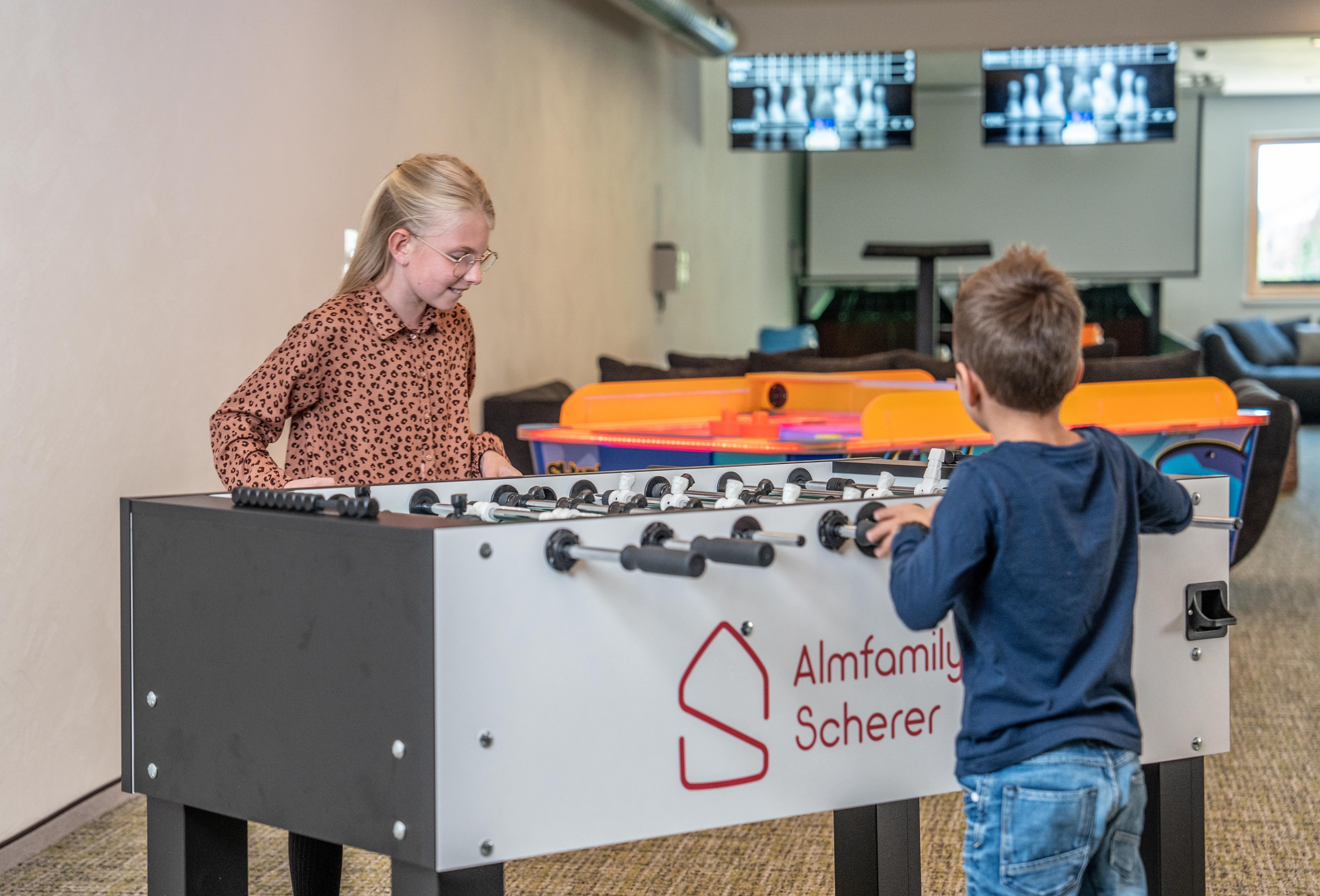 Kinderhotel: Tischkicker - Almfamilyhotel Scherer****s - Familotel TIROL - Spielen | Entdecken