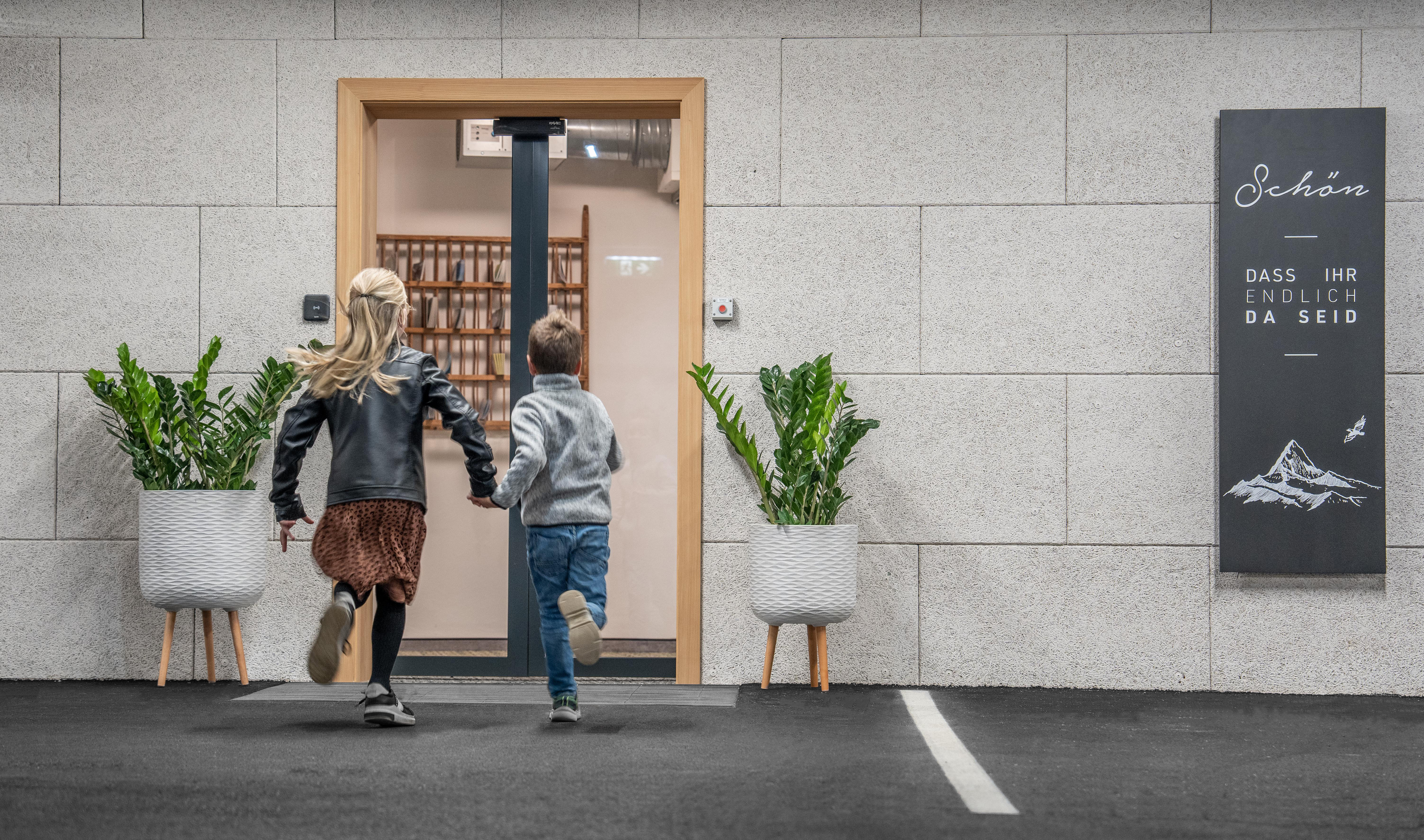 Kinderhotel: kostenloser Parkplatz in der Tiefgarage - Almfamilyhotel Scherer****s - Familotel TIROL - Hotel | Umgebung
