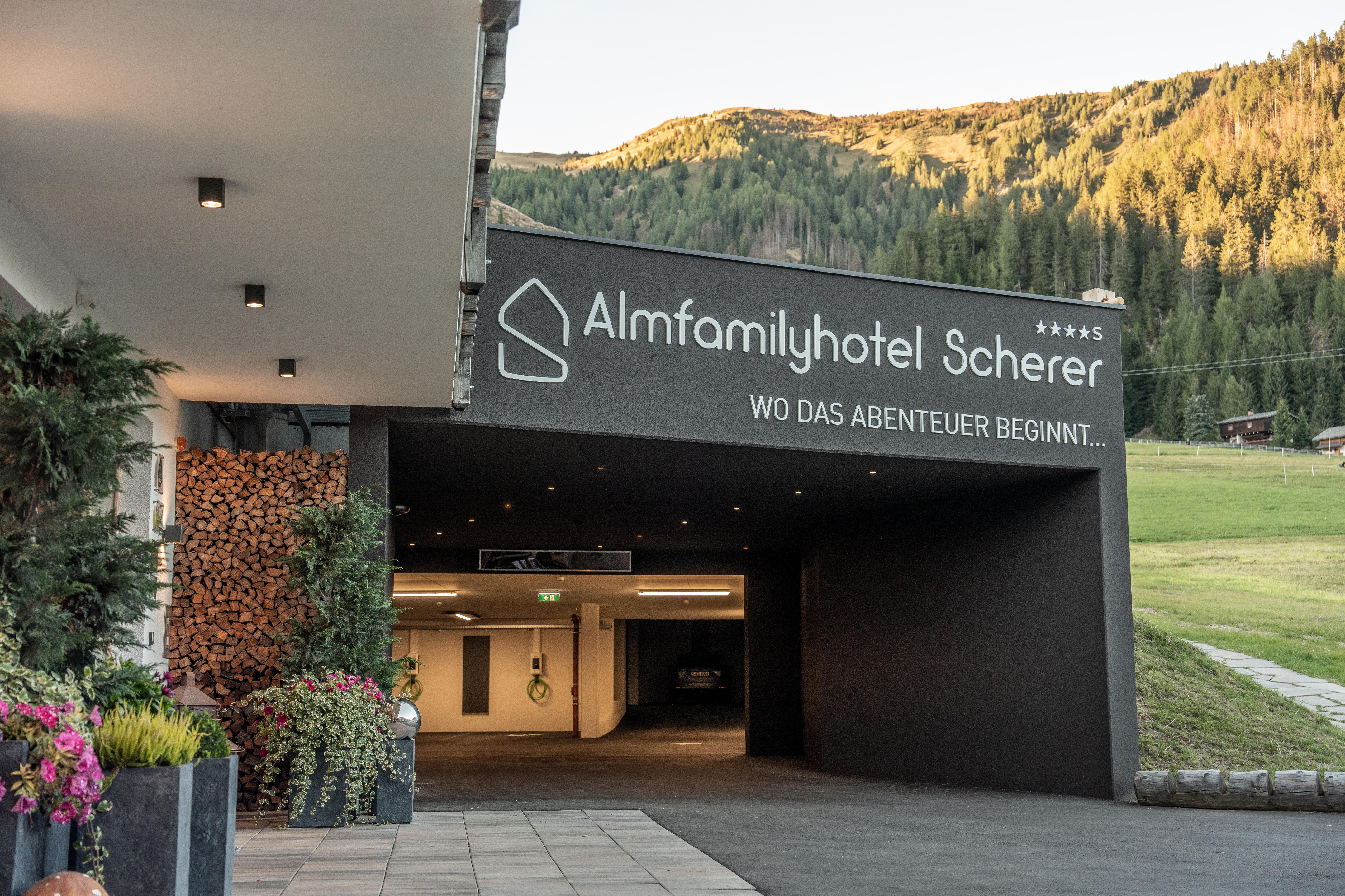 Kinderhotel: Einfahrt in den Abenteuerurlaub - Almfamilyhotel Scherer****s - Familotel TIROL - Hotel | Umgebung