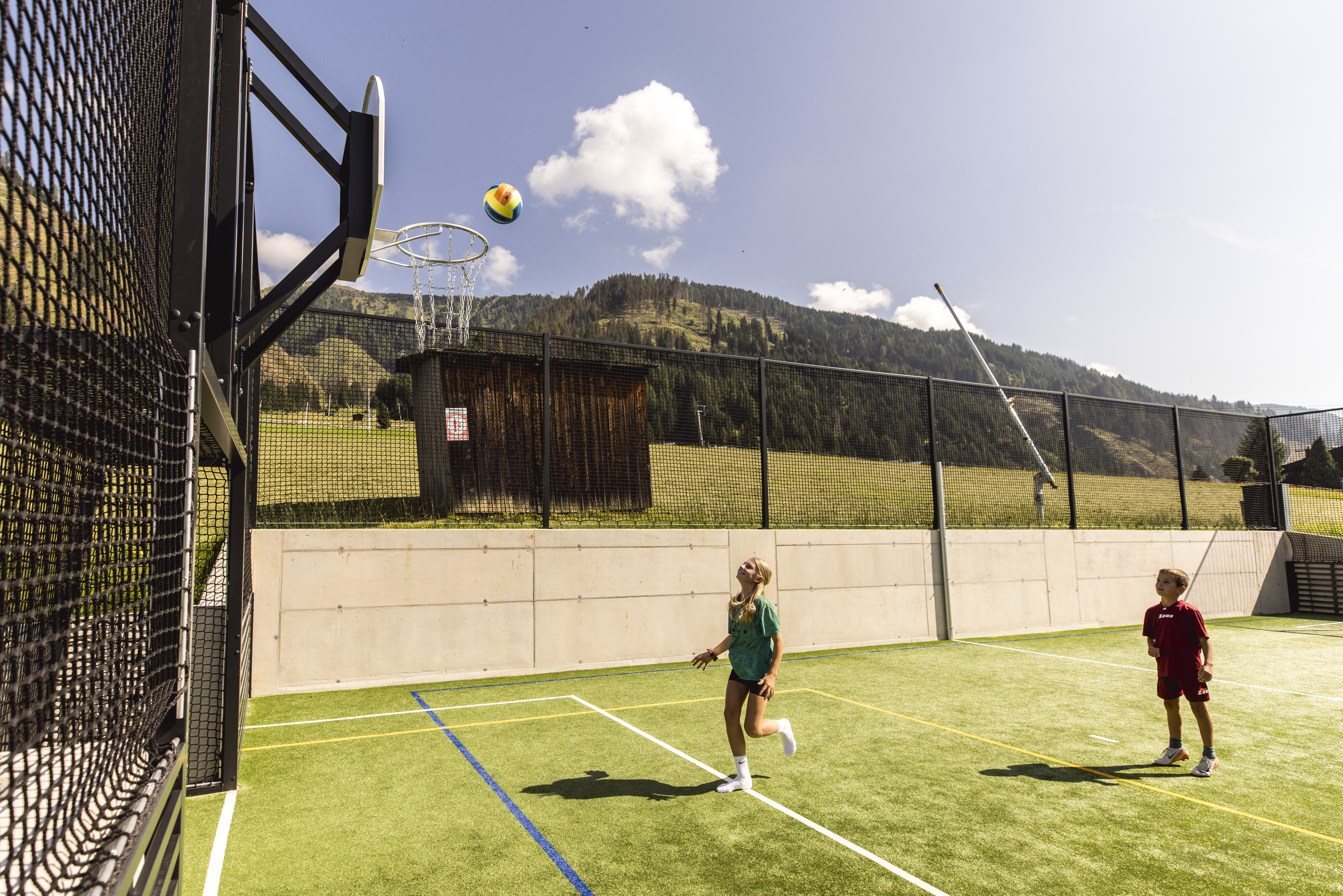 Kinderhotel: Ballspielliebe - Almfamilyhotel Scherer****s - Familotel TIROL - Spielen | Entdecken