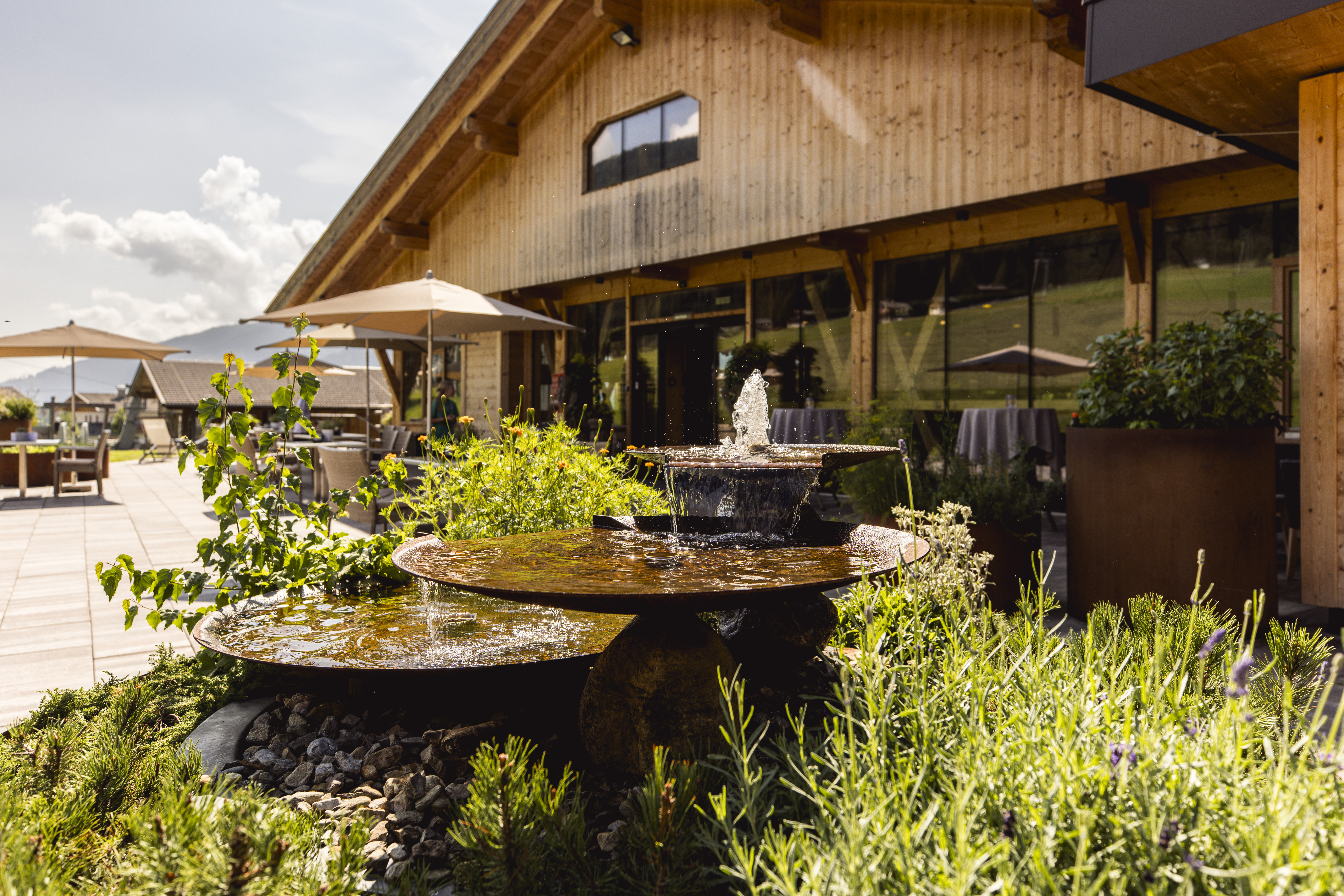 Kinderhotel: Restaurantterrasse - Almfamilyhotel Scherer****s - Familotel TIROL - Hotel | Umgebung