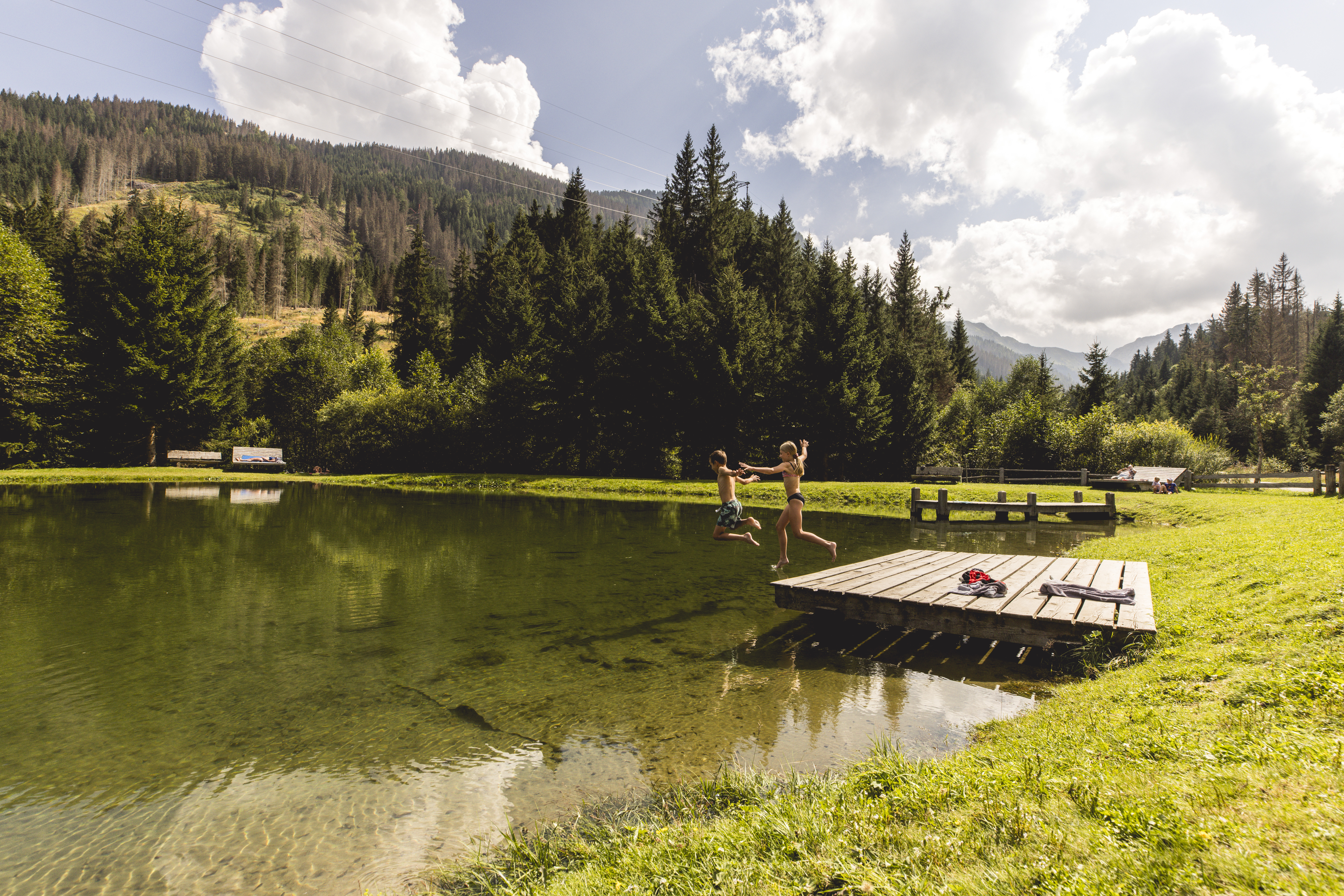 Kinderhotel: Mühlboden-Teich - Almfamilyhotel Scherer****s - Familotel TIROL - Spielen | Entdecken