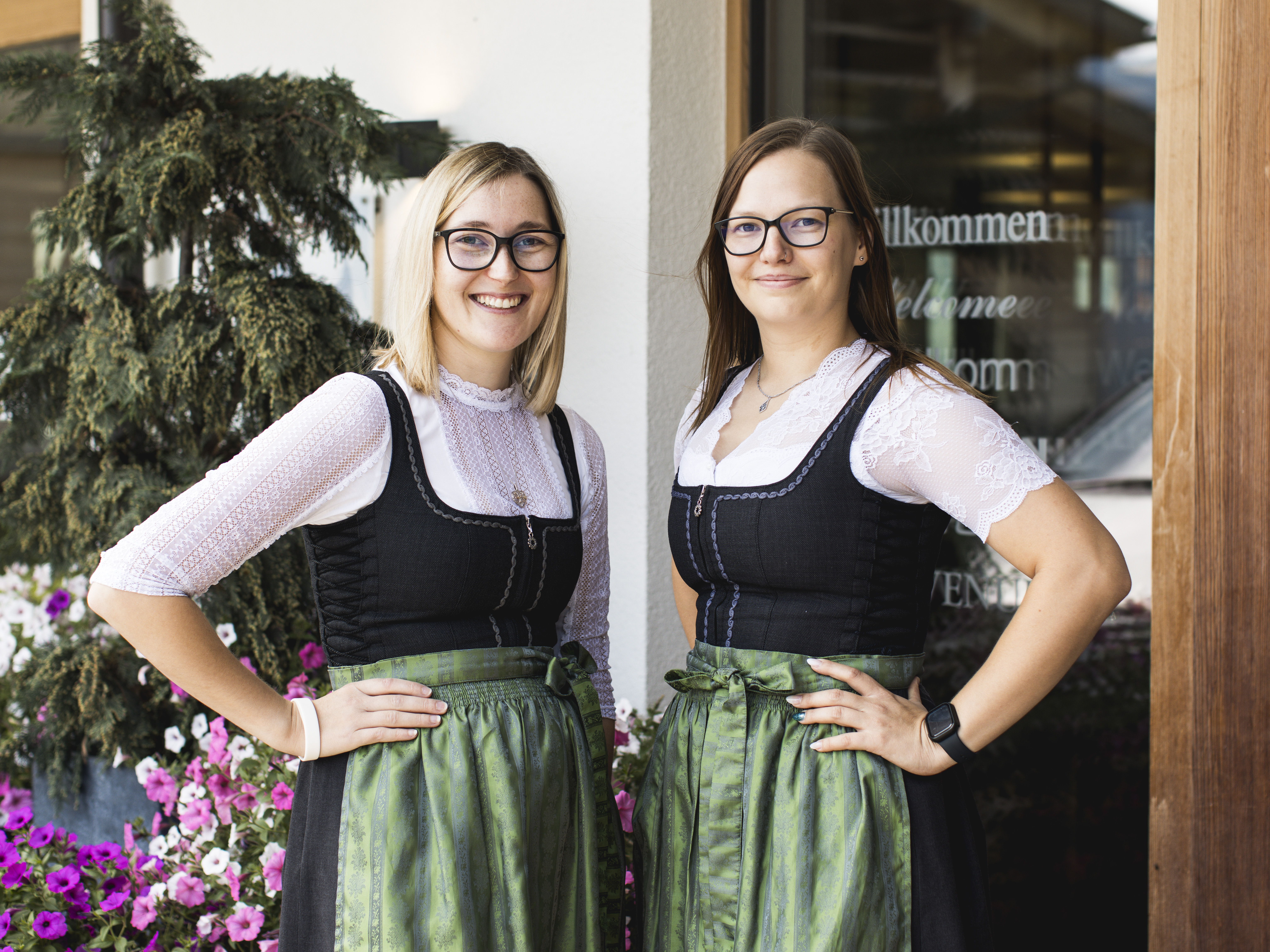 Kinderhotel: Rezeptionsteam - Almfamilyhotel Scherer****s - Familotel TIROL - Hotel | Umgebung