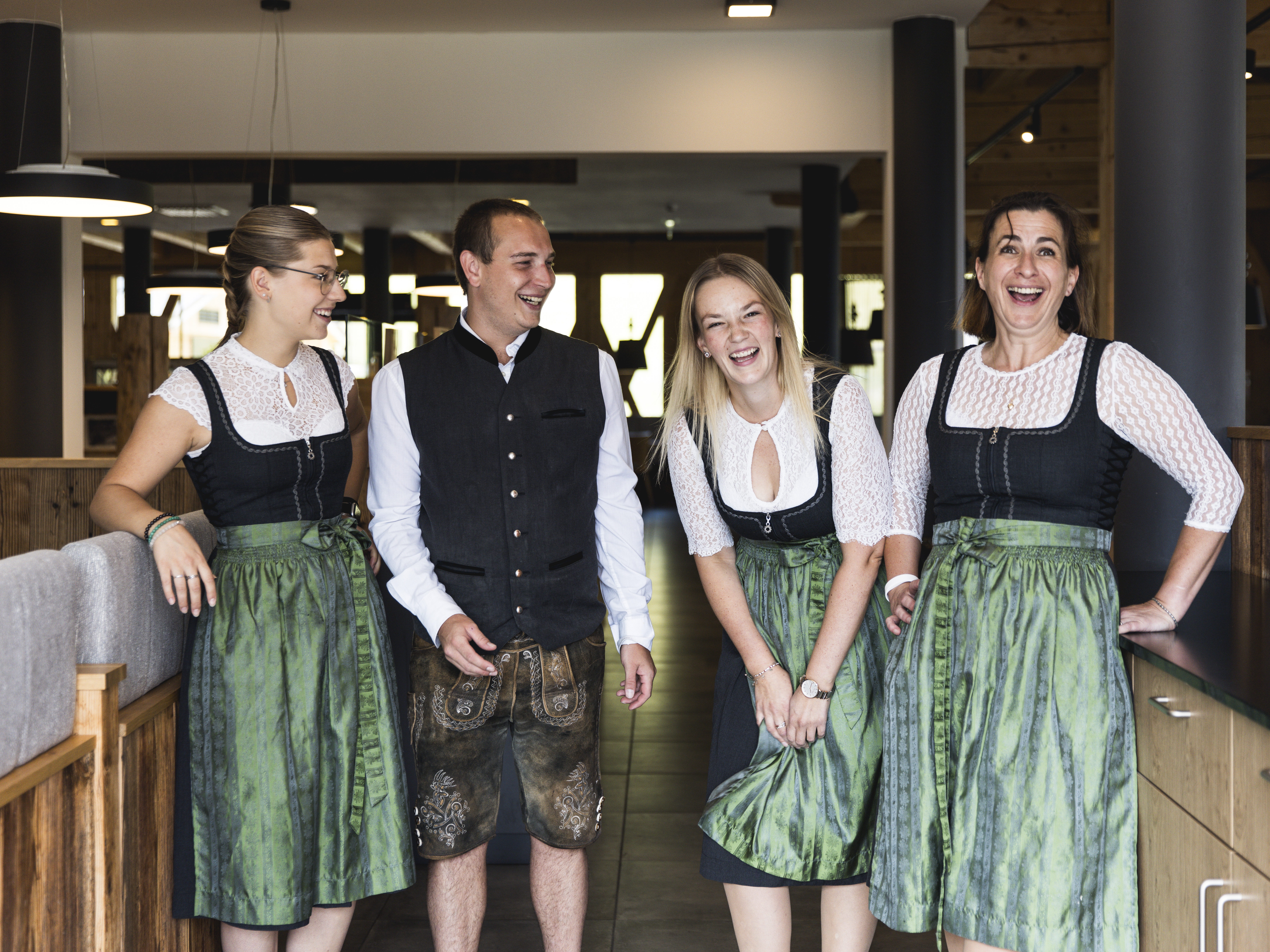 Kinderhotel: Serviceteam. - Almfamilyhotel Scherer****s - Familotel TIROL - Essen | Trinken