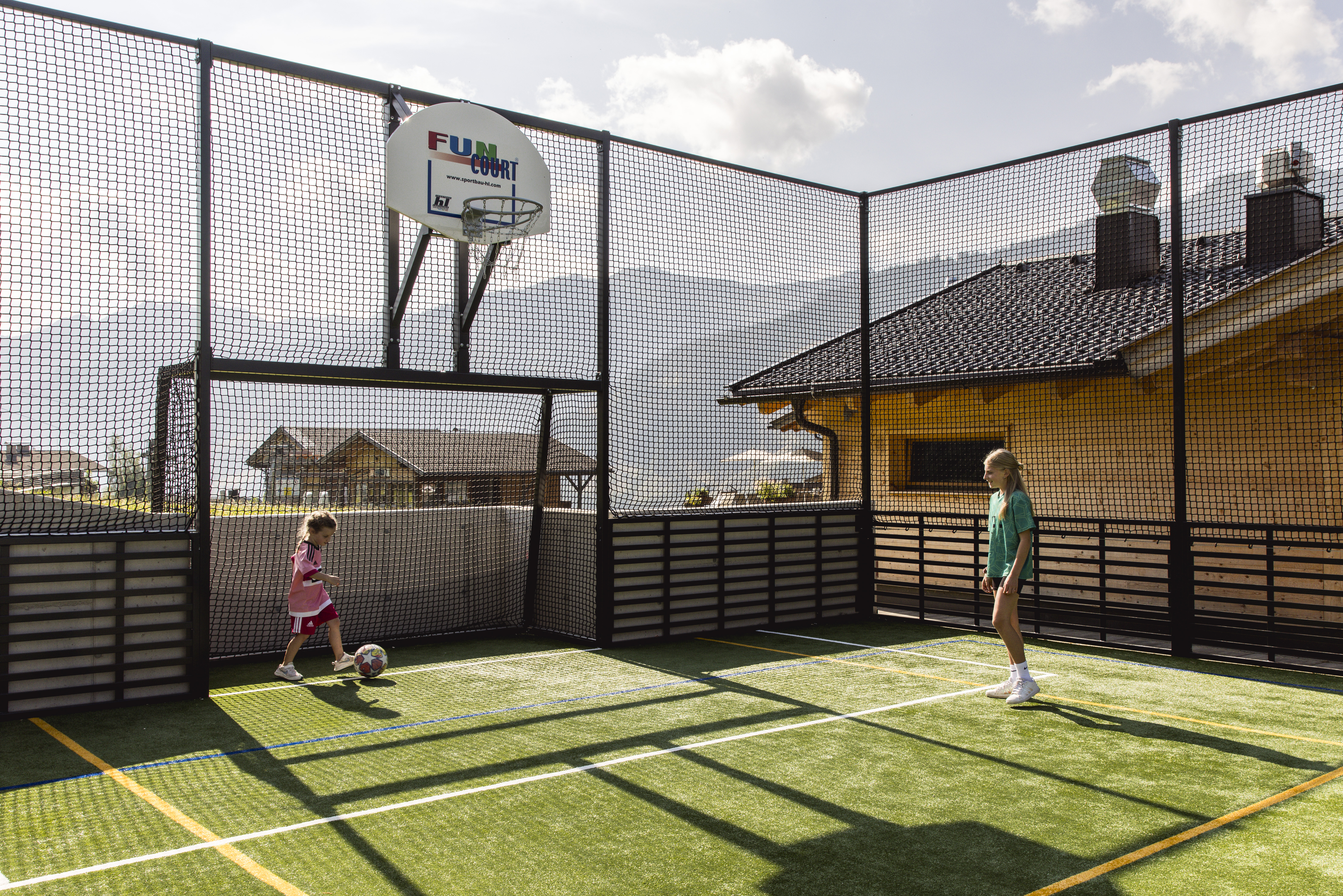 Kinderhotel: Funcourt. Fußballmatch. - Almfamilyhotel Scherer****s - Familotel TIROL - Hotel | Umgebung, Spielen | Entdecken