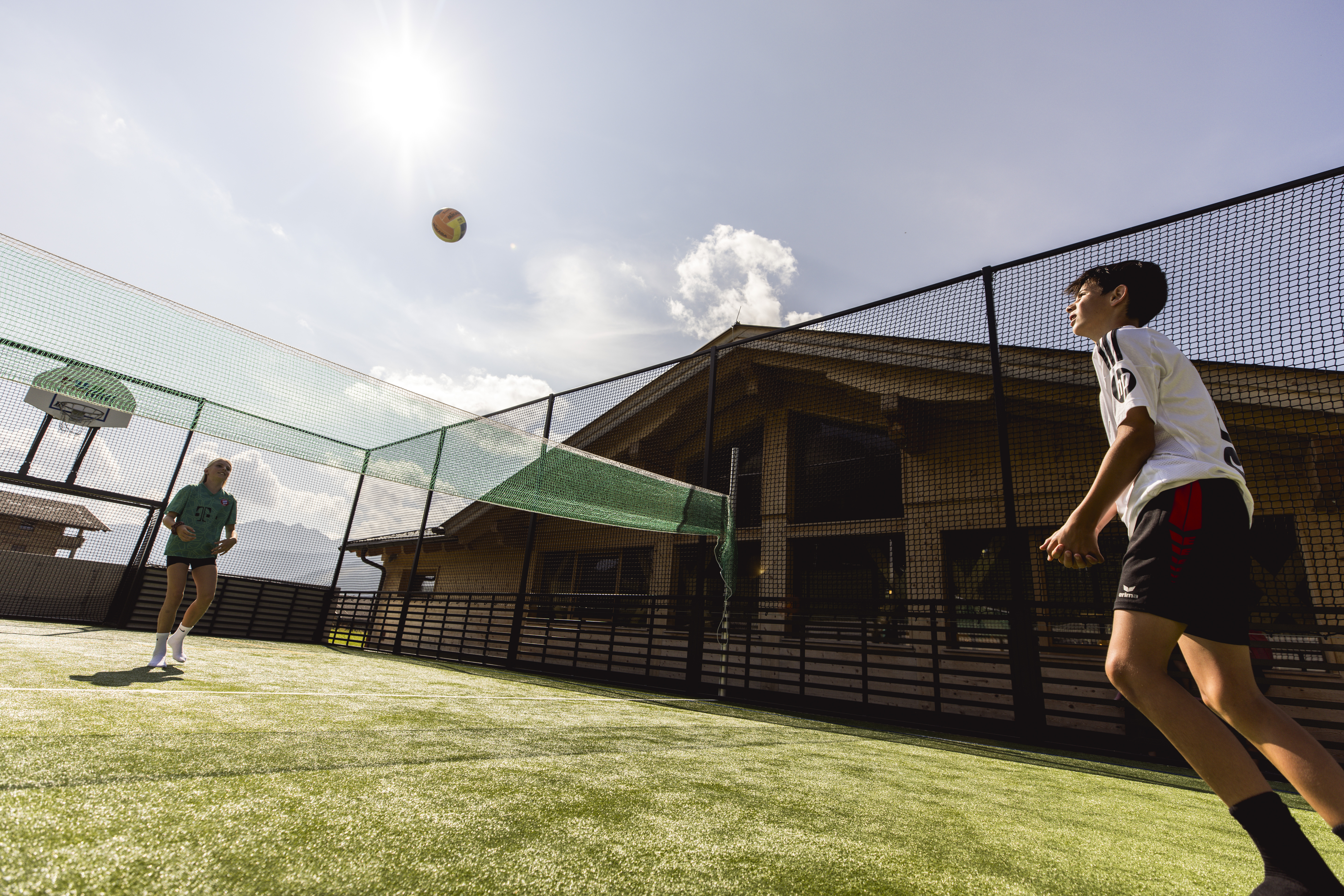 Kinderhotel: Volleyball am Funcourt - Almfamilyhotel Scherer****s - Familotel TIROL - Spielen | Entdecken