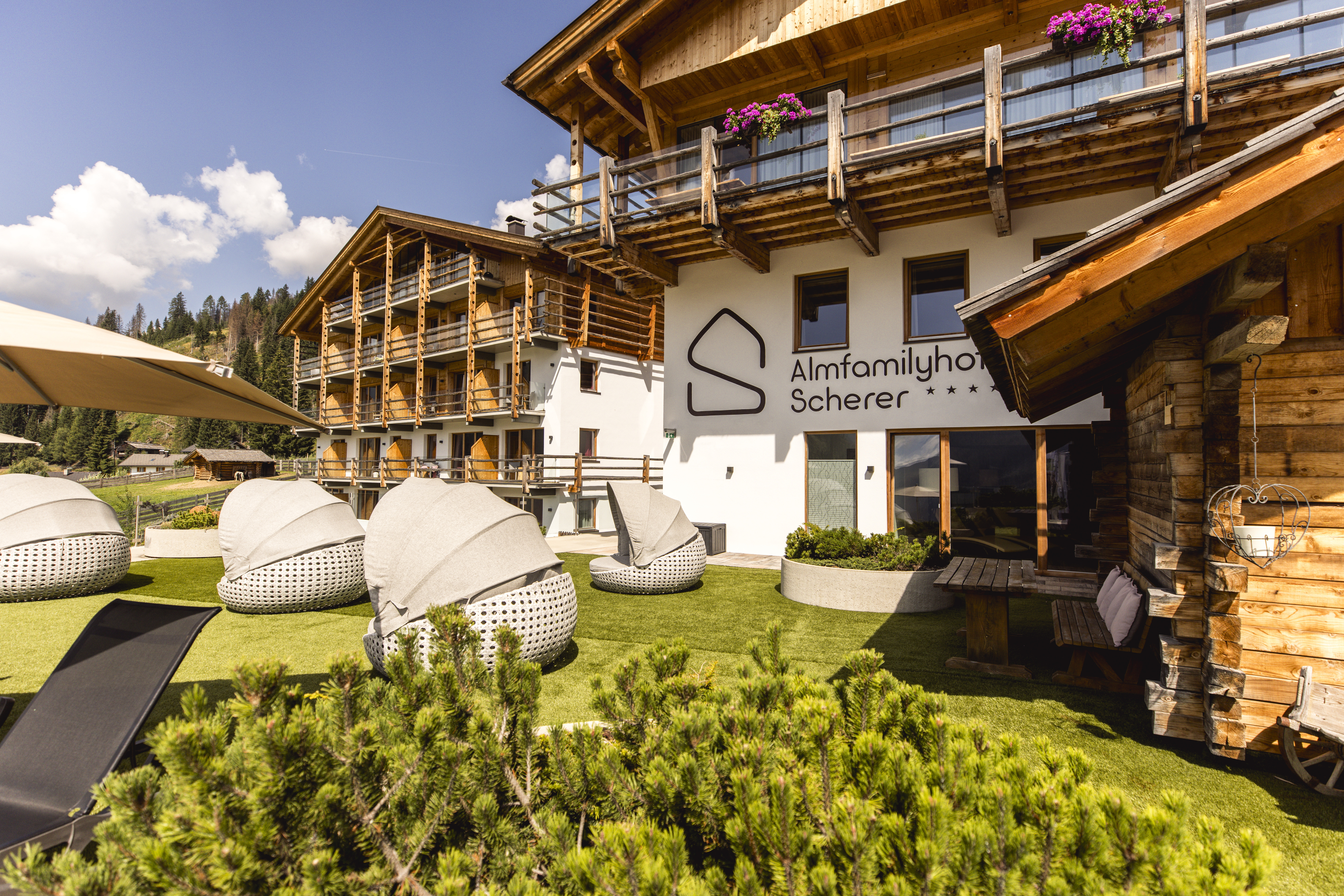 Kinderhotel: Wellnessterrasse - Almfamilyhotel Scherer****s - Familotel TIROL - Hotel | Umgebung