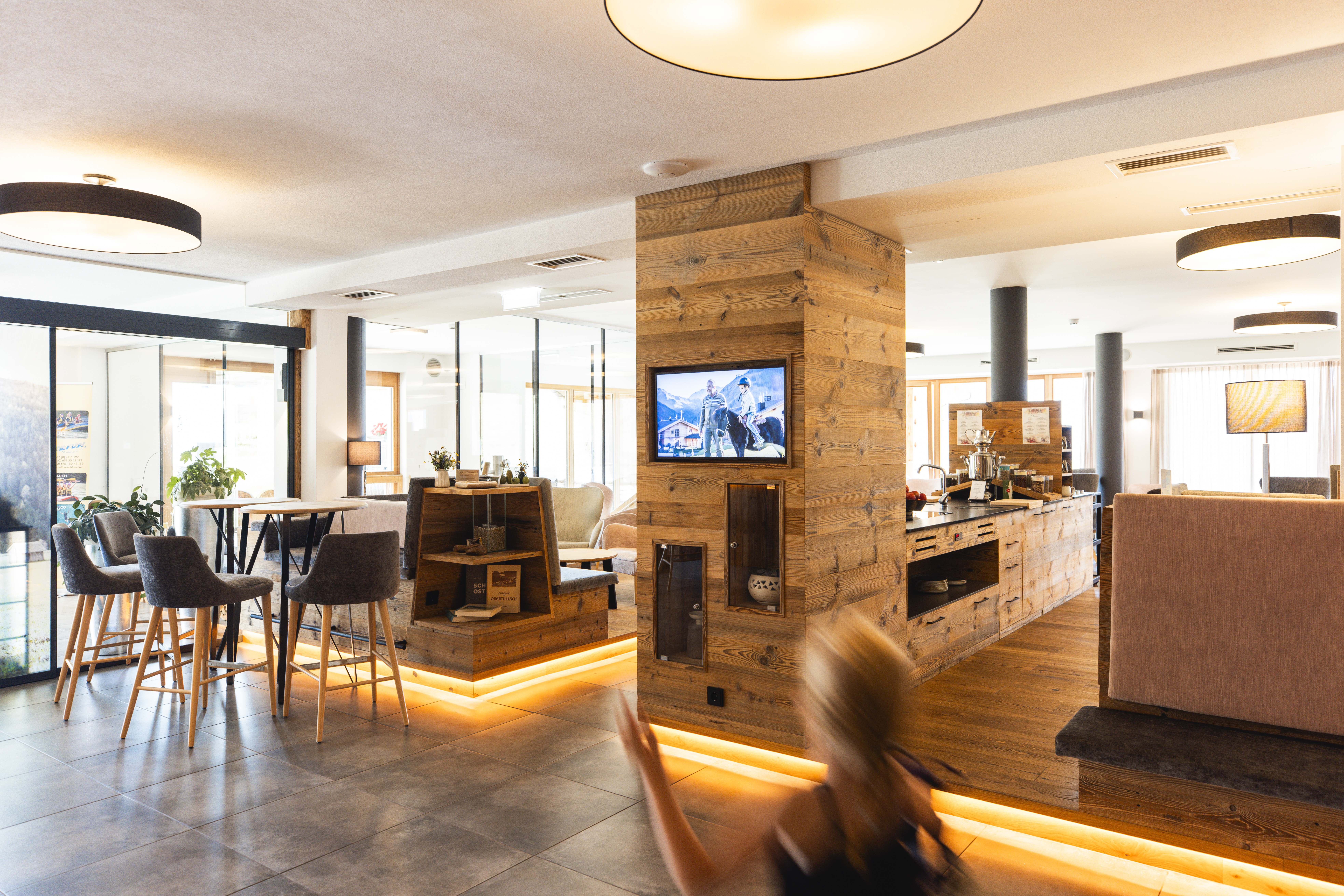 Kinderhotel: Eingangsbereich/Lounge/Rezeption - Almfamilyhotel Scherer****s - Familotel TIROL - Hotel | Umgebung