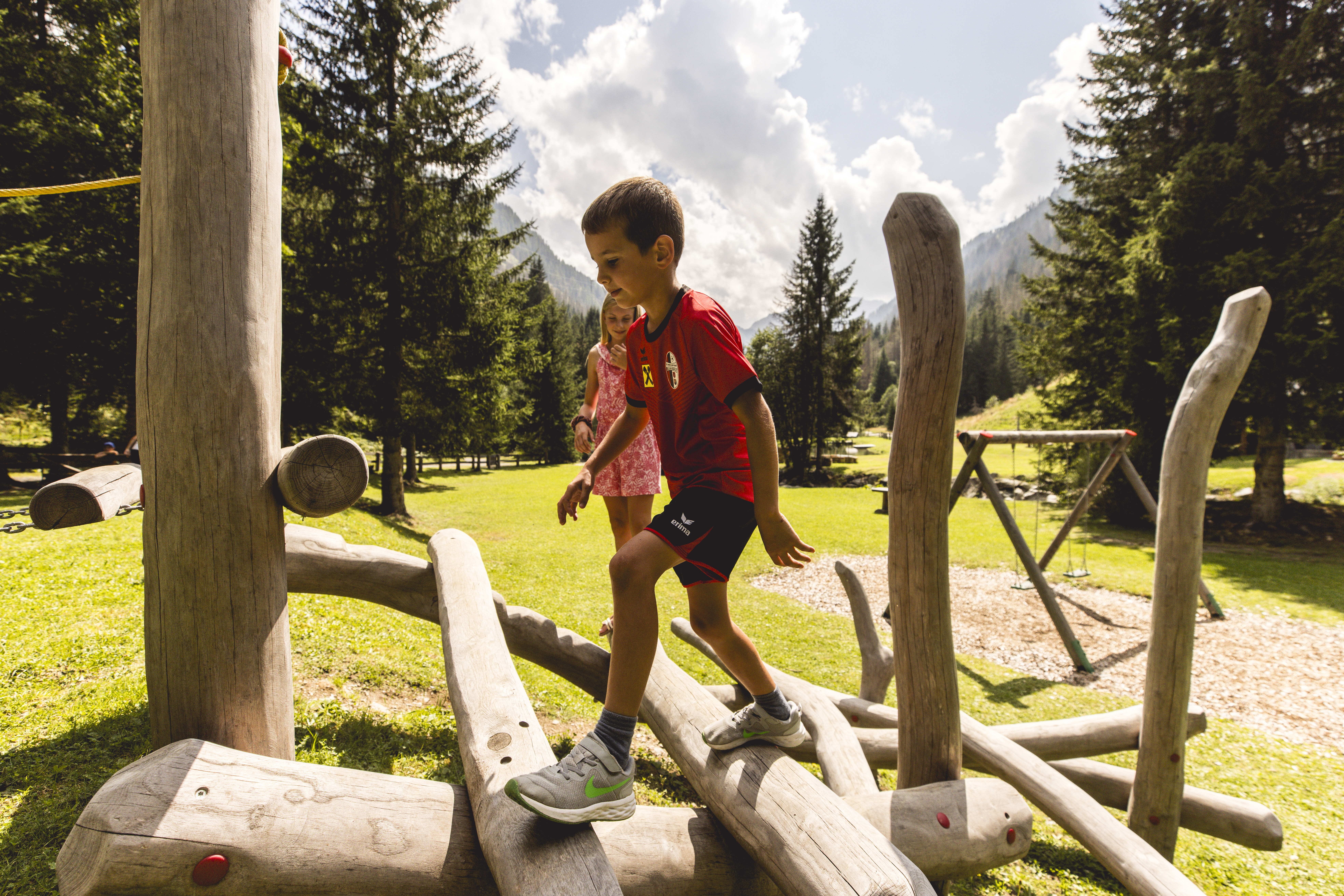 Kinderhotel: Waldspielplatz - Almfamilyhotel Scherer****s - Familotel TIROL - Spielen | Entdecken