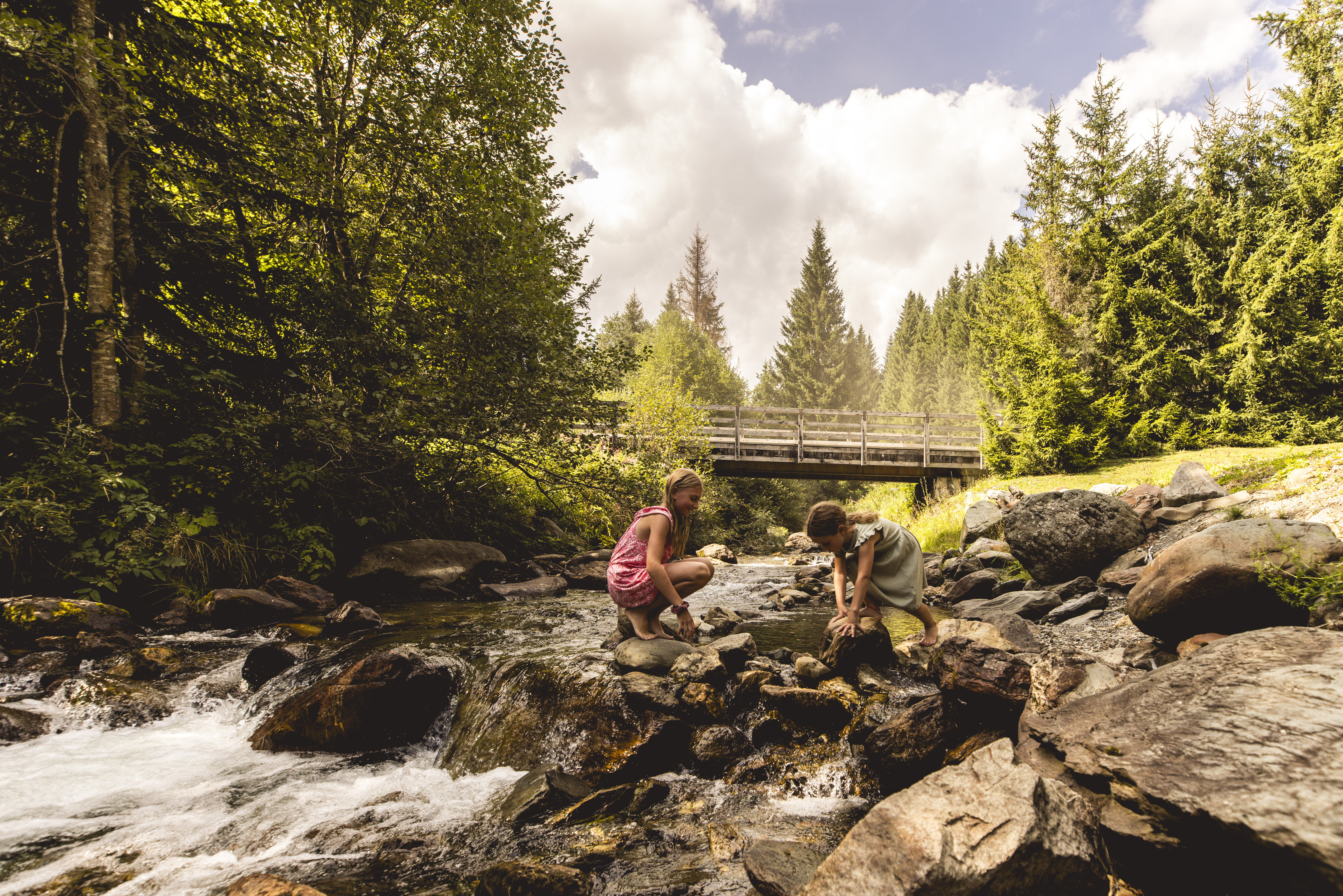 Kinderhotel: Spielen am Bach/Kneippen - Almfamilyhotel Scherer****s - Familotel TIROL - Spielen | Entdecken