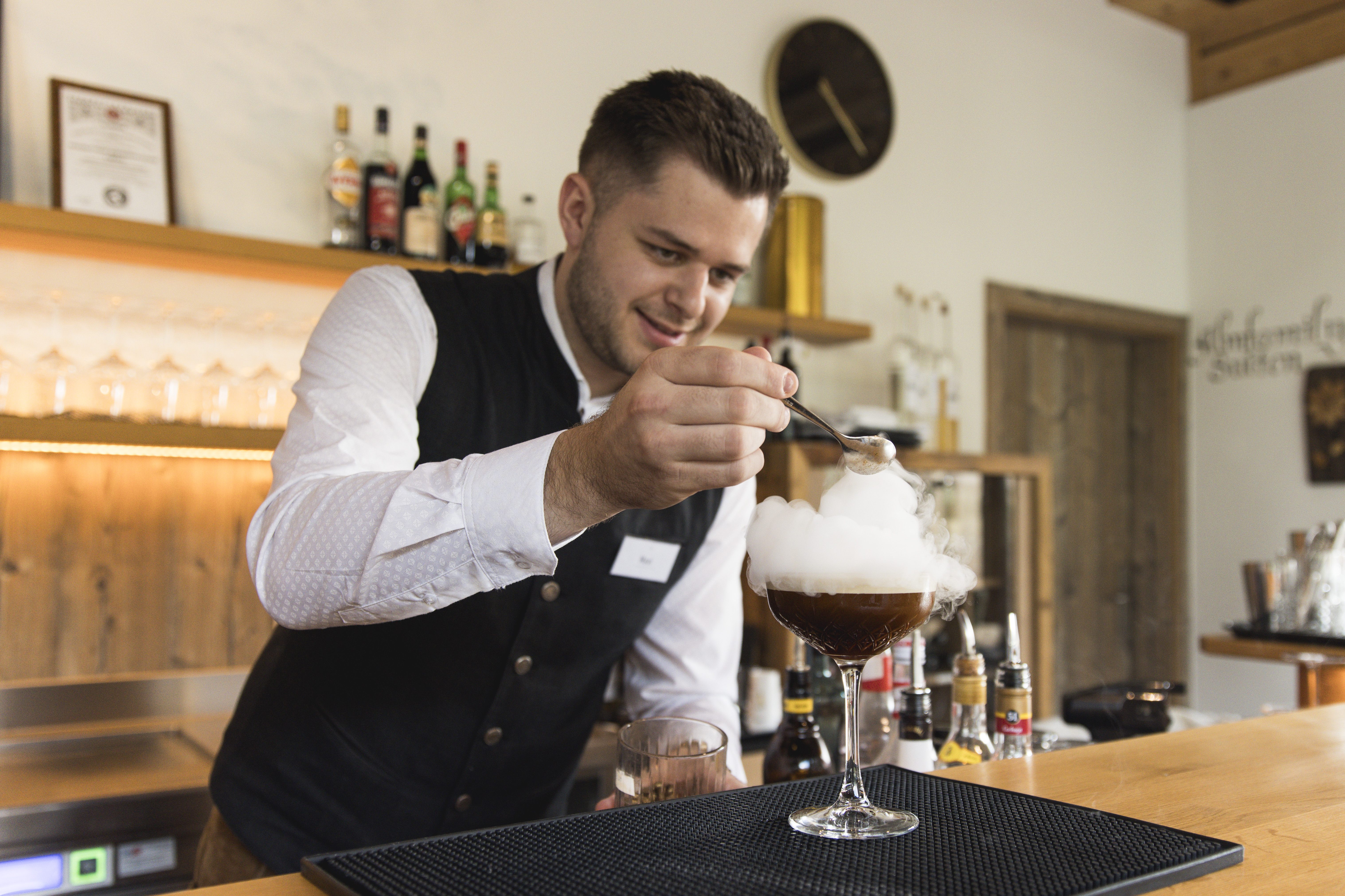 Kinderhotel: Barkeeper. Cocktail. - Almfamilyhotel Scherer****s - Familotel TIROL - Essen | Trinken