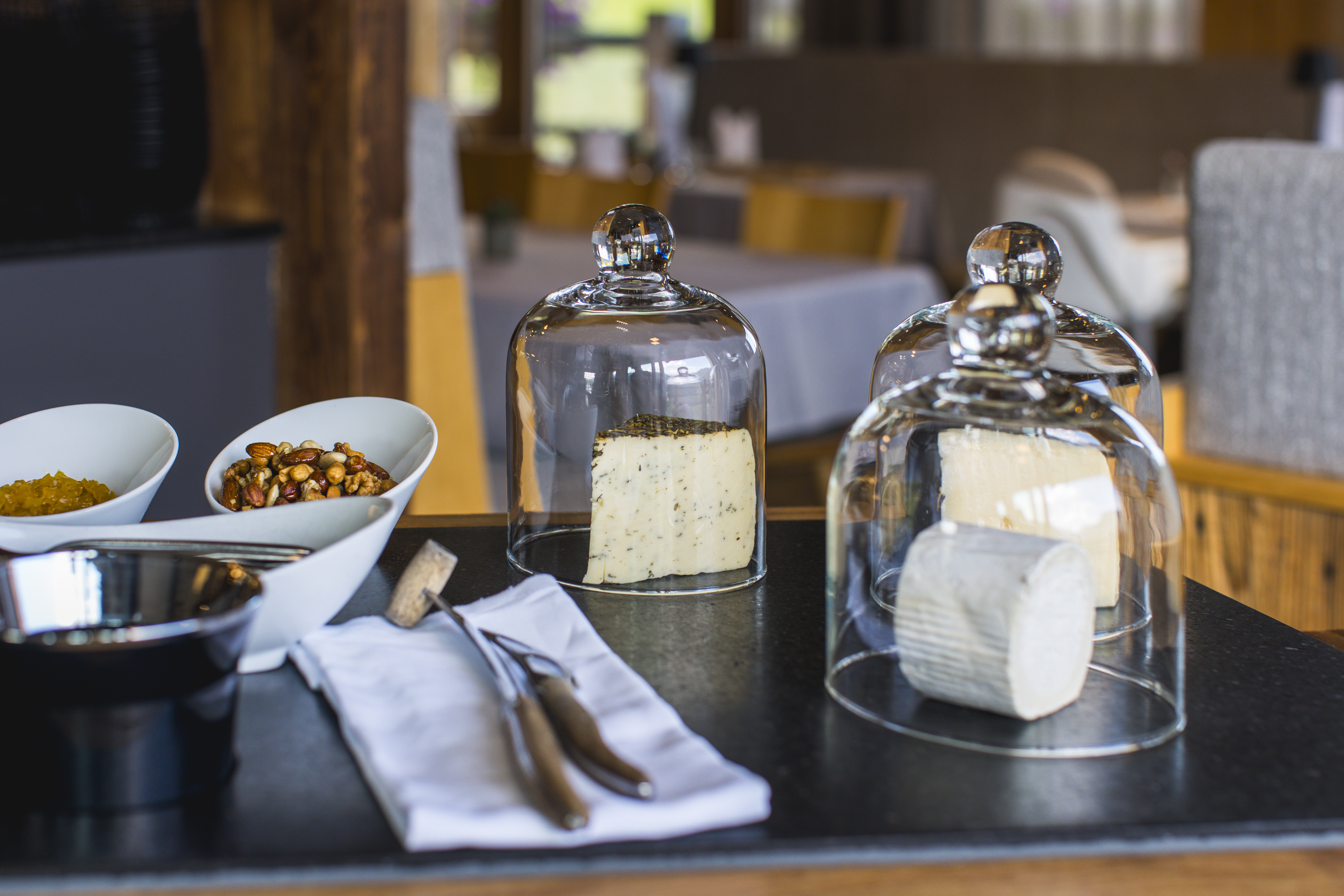 Kinderhotel: Käsewagen. Restaurant. Abendmenü. - Almfamilyhotel Scherer****s - Familotel TIROL - Essen | Trinken
