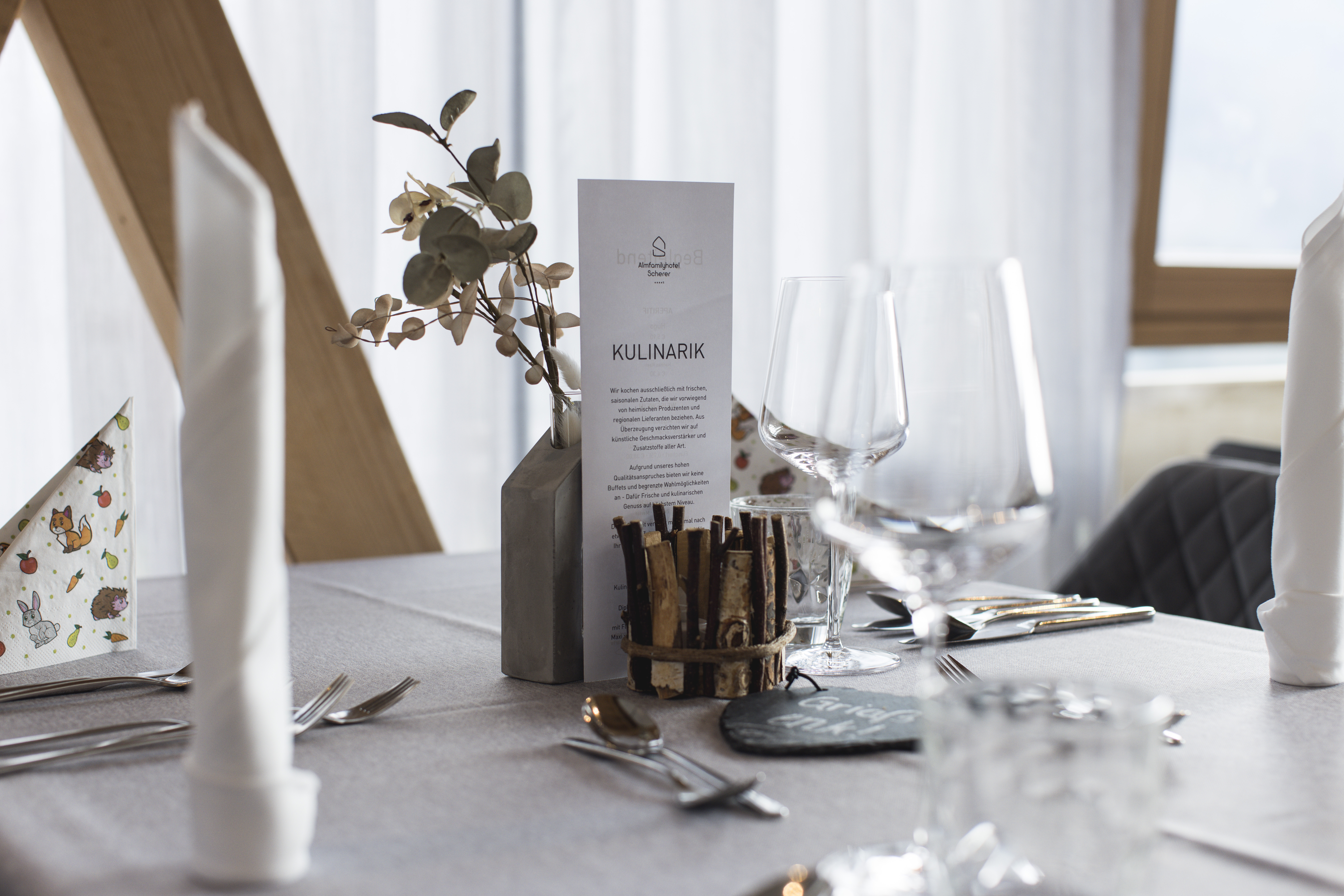 Kinderhotel: Restaurant. Abendmenü. Tisch. - Almfamilyhotel Scherer****s - Familotel TIROL - Essen | Trinken